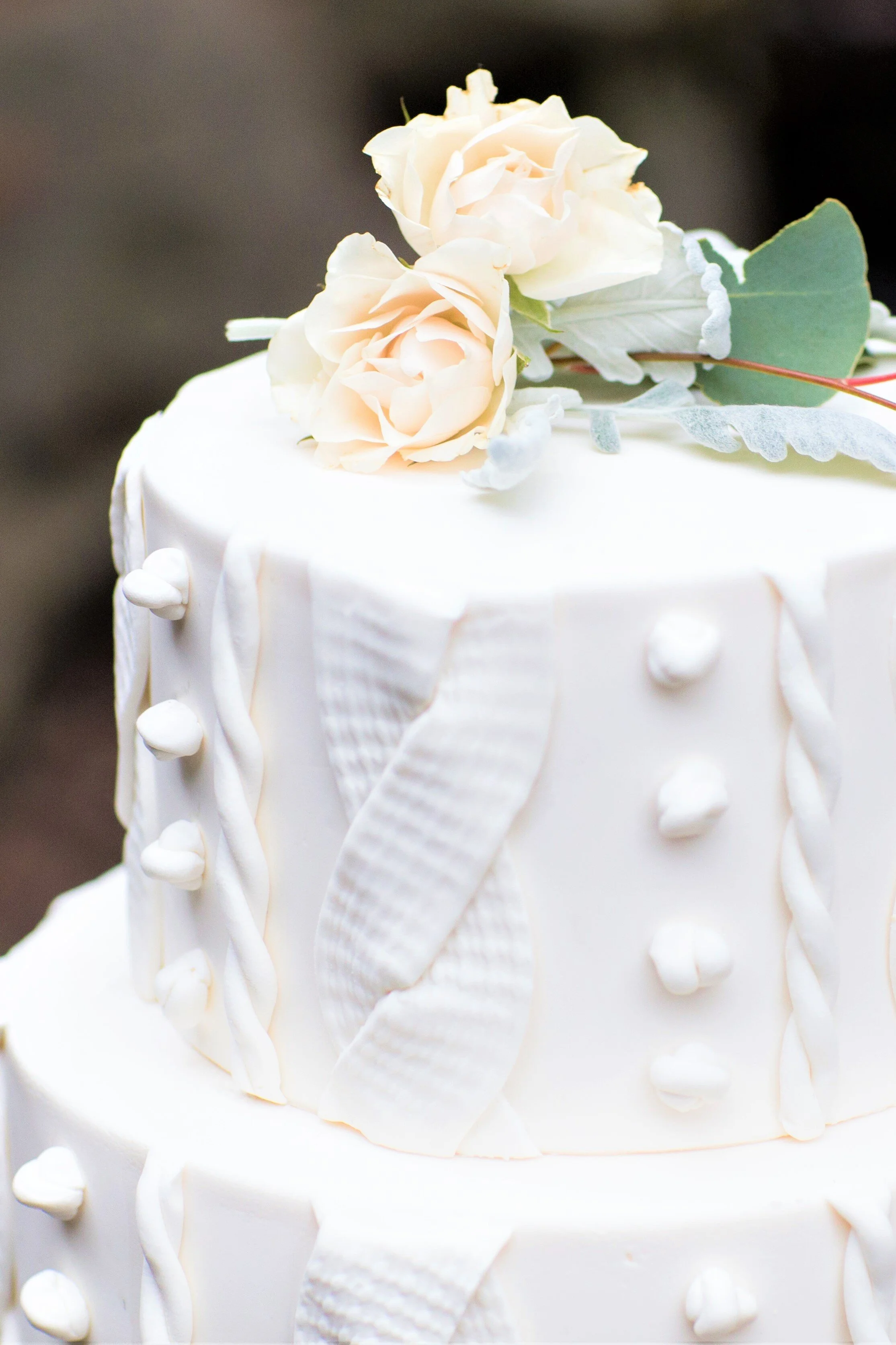 jm-cellars-winery-wedding-cake-with-knit-sweater-design-frosting