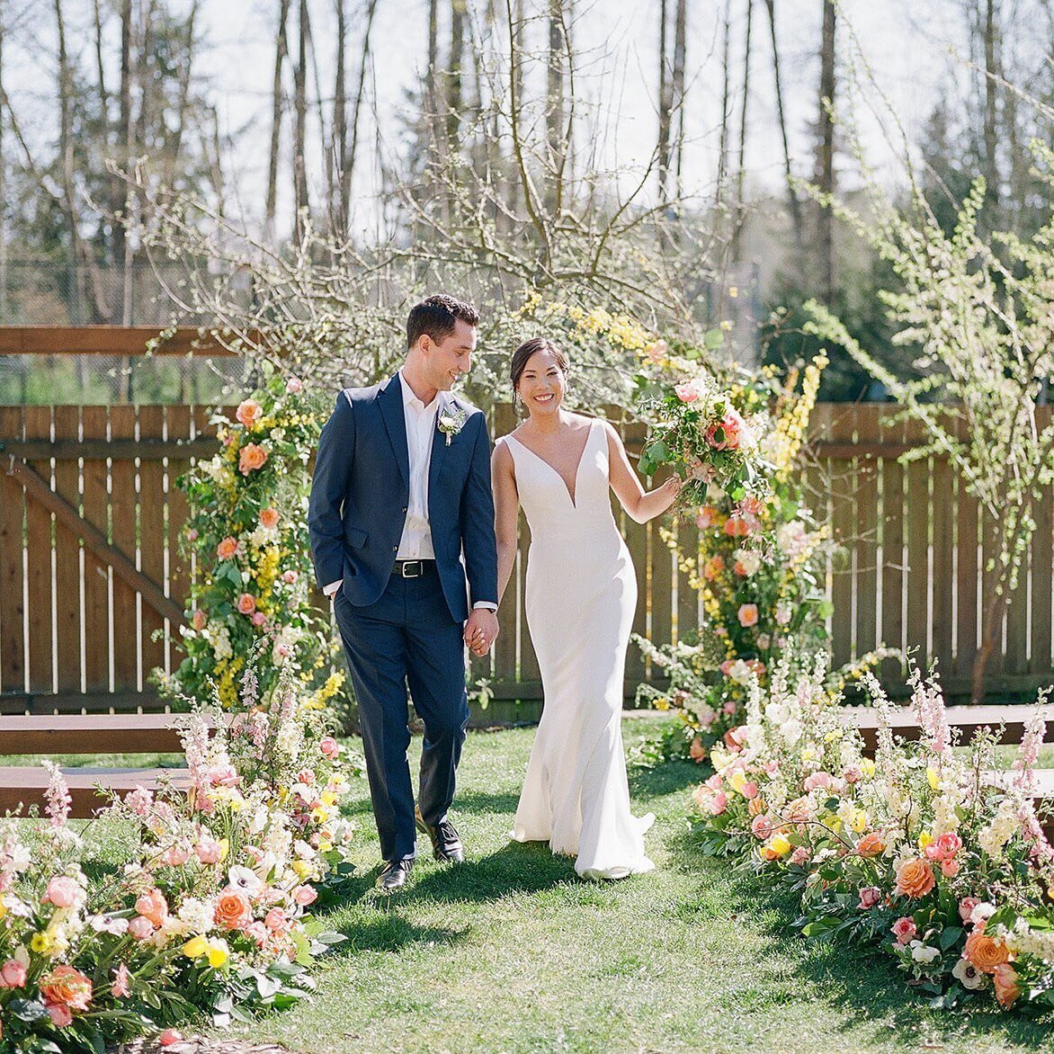 👉🏽 Swipe to see the sketch that paved the way (or should we say aisle??) for this incredible floral walkway.

Brought to life by the incredible @fromthegroundupfloral 🌸🌿🌾

-
Design | @pacific_engagements
Photography | @sarahharrisphoto
Floral | 
