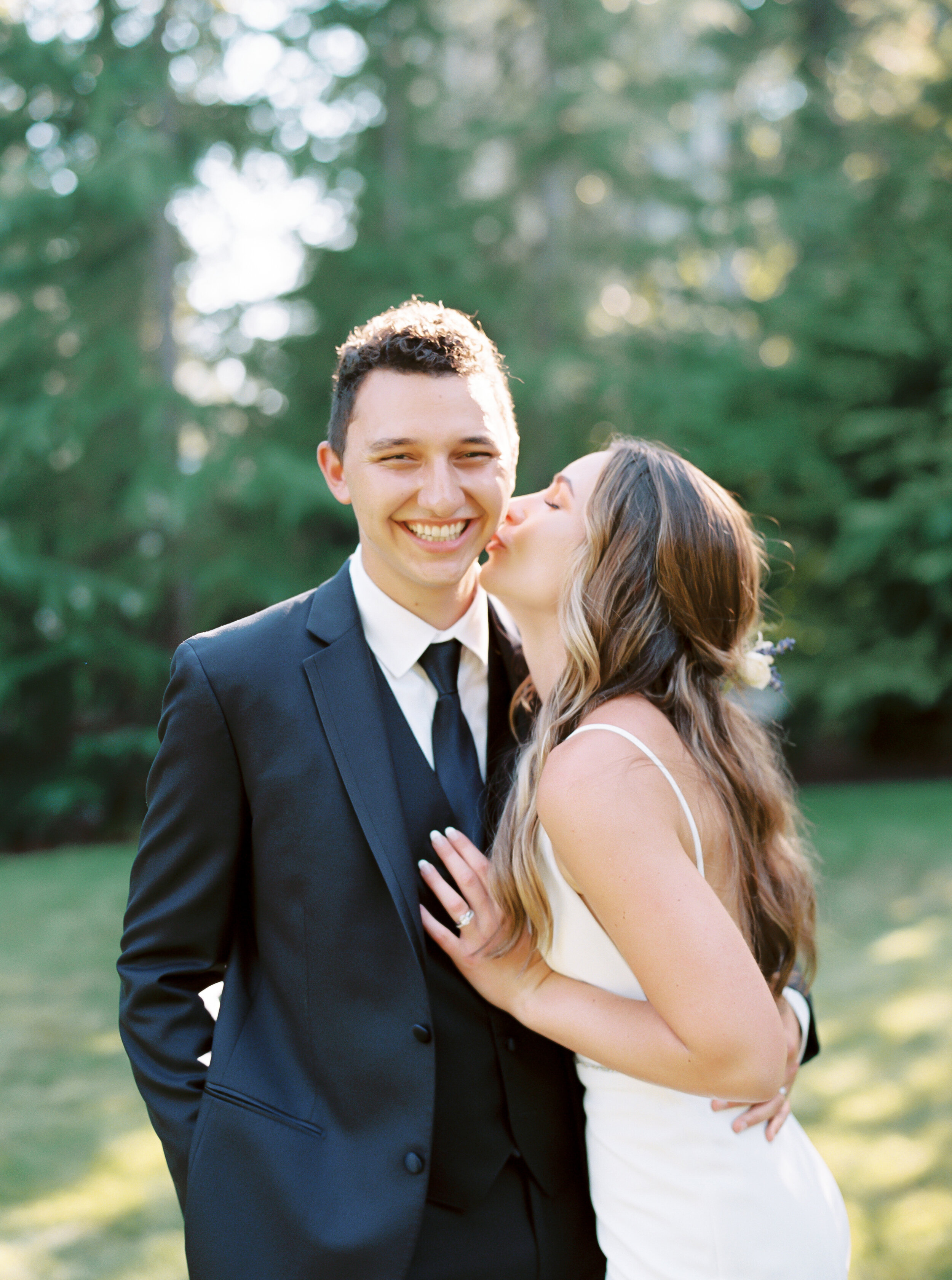 rock-creek-gardens-wedding-portraits-bride-and-groom-kissing-pictures-pacific-engagements-tetiana-photography
