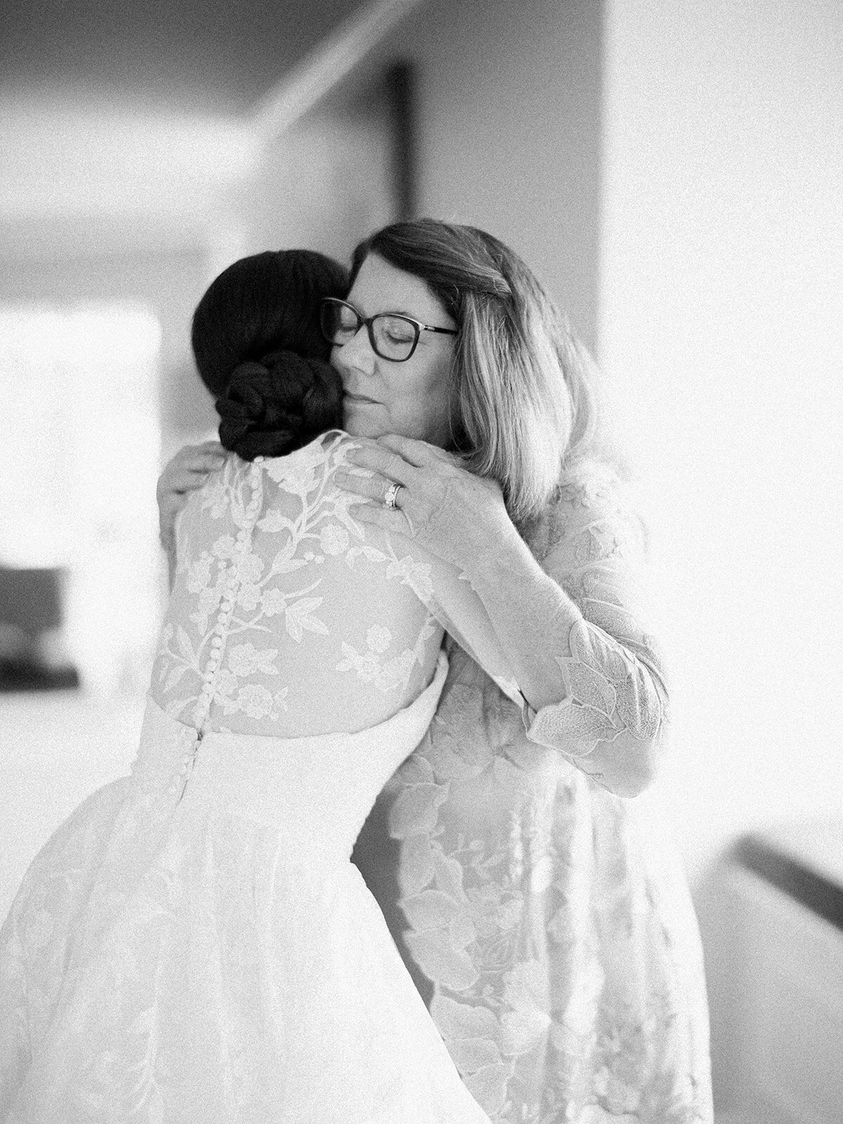 bride-and-mom-wedding-pictures-seattle-wedding-photographer-anna-peters-photography-woodmark-hotel-kirkland-wa