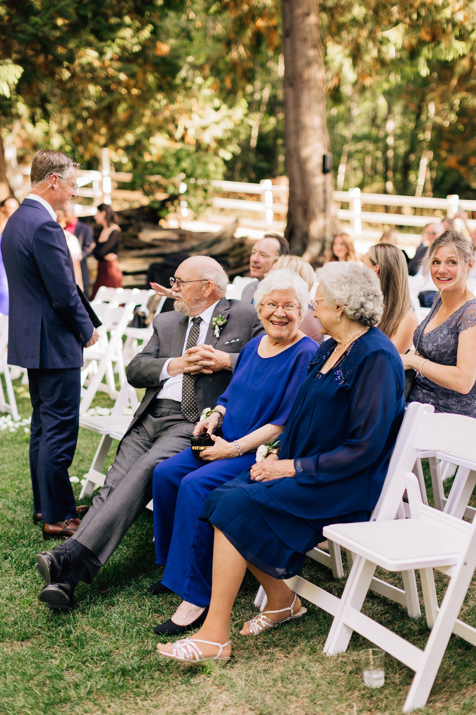 candid-wedding-photos-of-wedding-guests-during-ceremony-jenna-bechtholt-photography