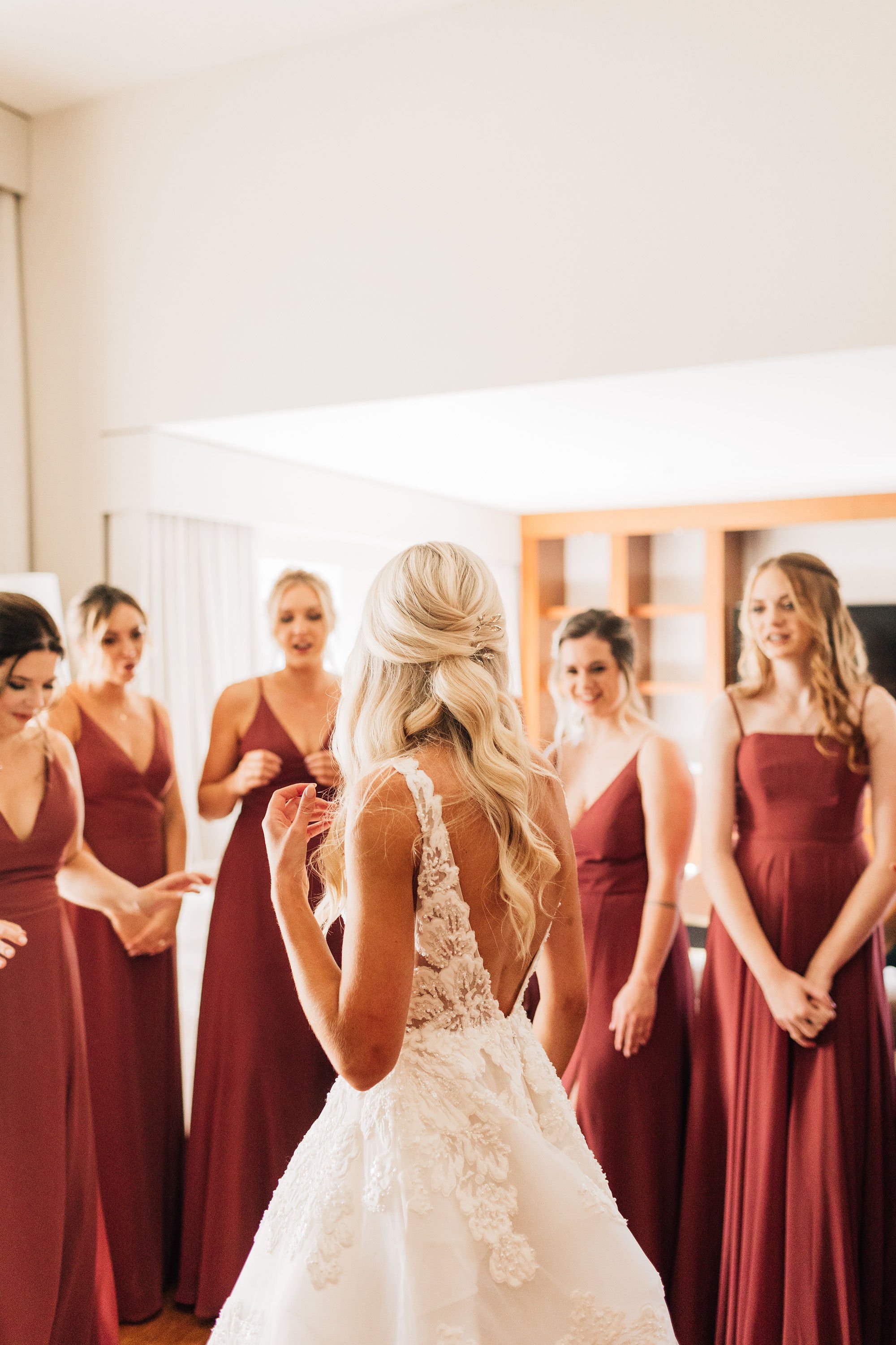pacific-engagements-wedding-planner-seattle-bride-getting-ready-photos-by-jenna-bechtholt-photography
