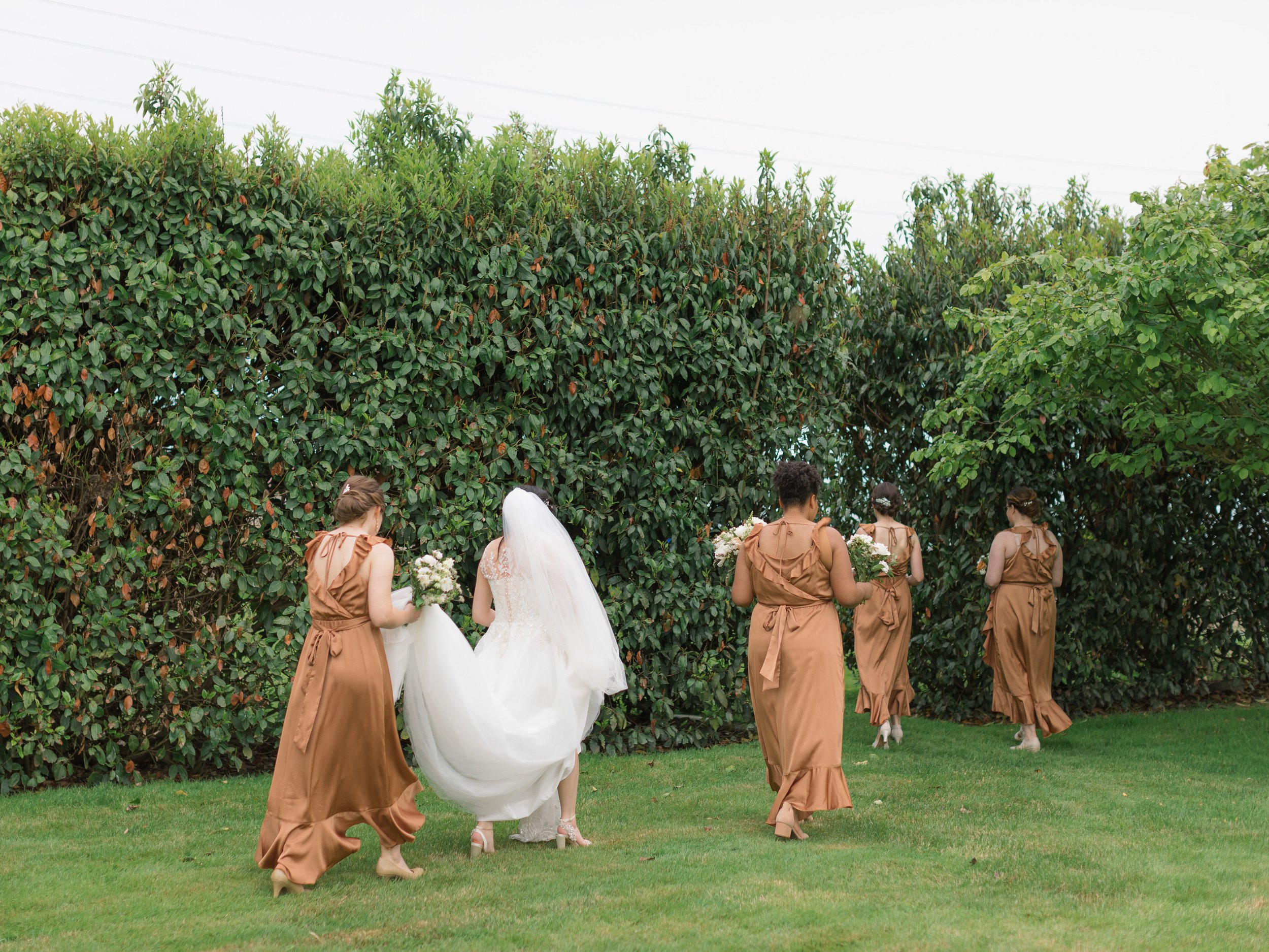 pacific-engagements-tetiana-photography-santucci-farm-wedding-venue-mt-vernon-washington-dusty-orange-bridesmaid-dresses
