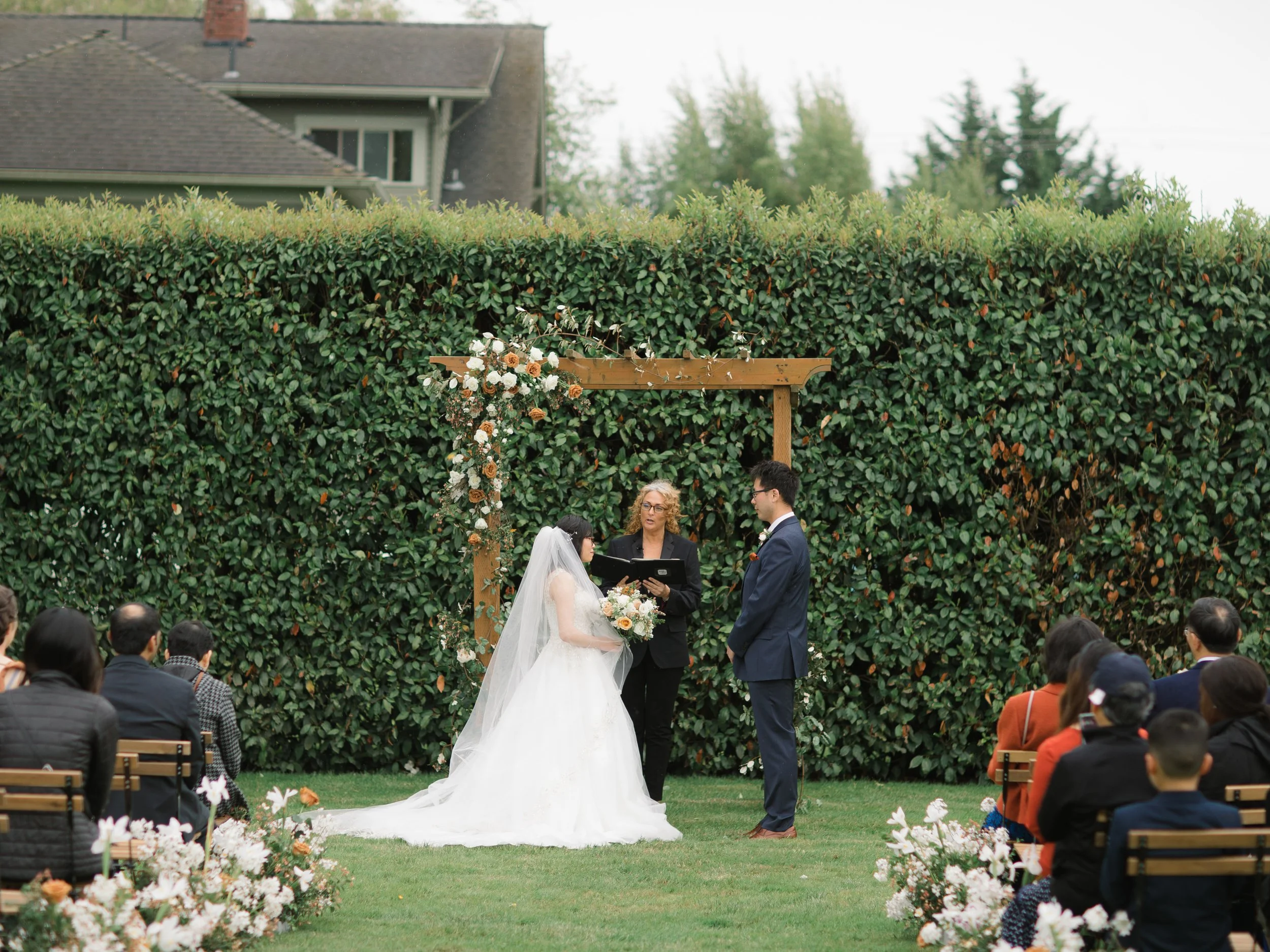 pacific-engagements-tetiana-photography-santucci-farm-wedding-ceremony-florals-leah-erickson-floral