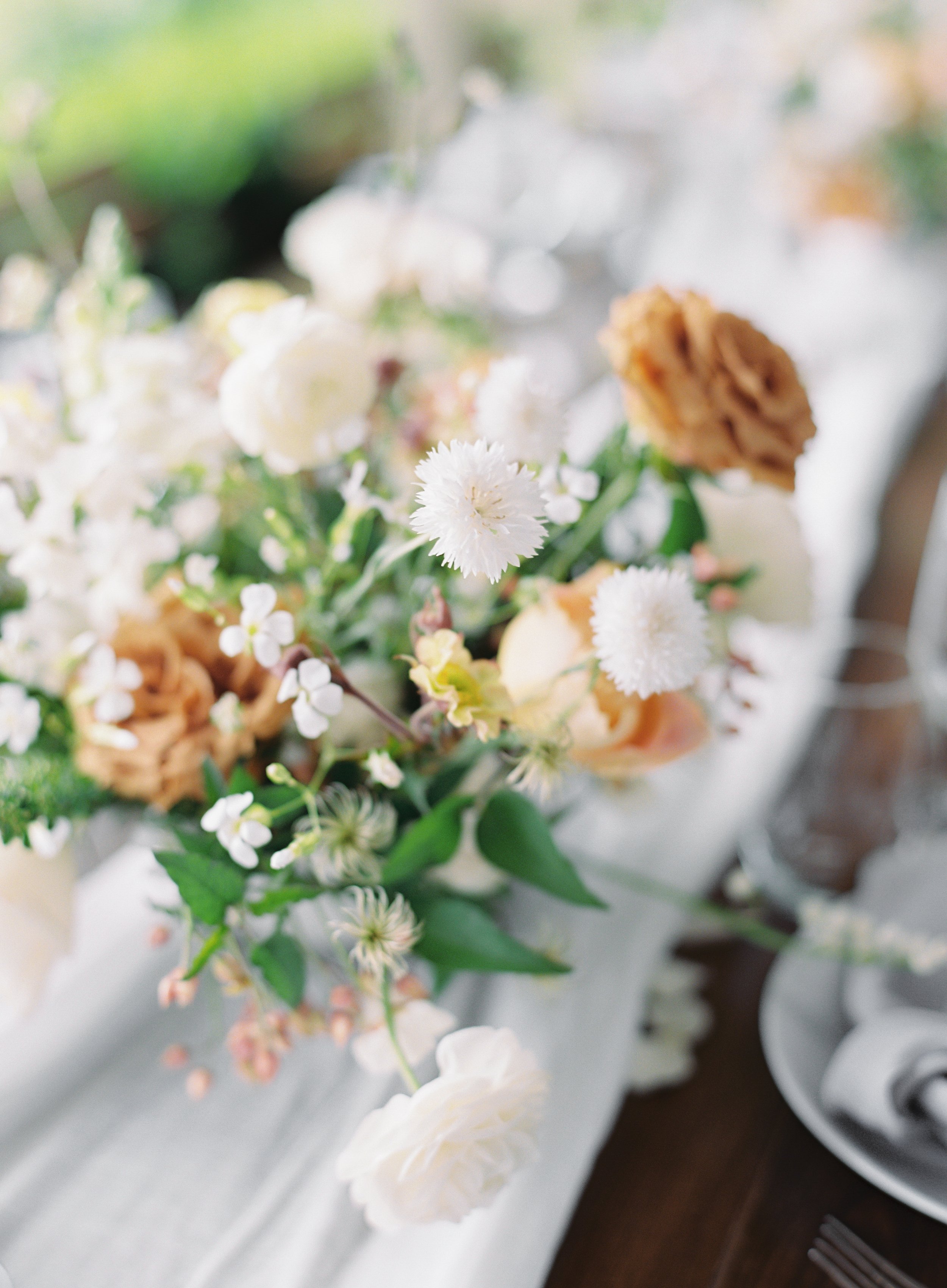 pacific-engagements-tetiana-photography-leah-erickson-floral-santucci-farm-wedding-reception-table-centerpiece