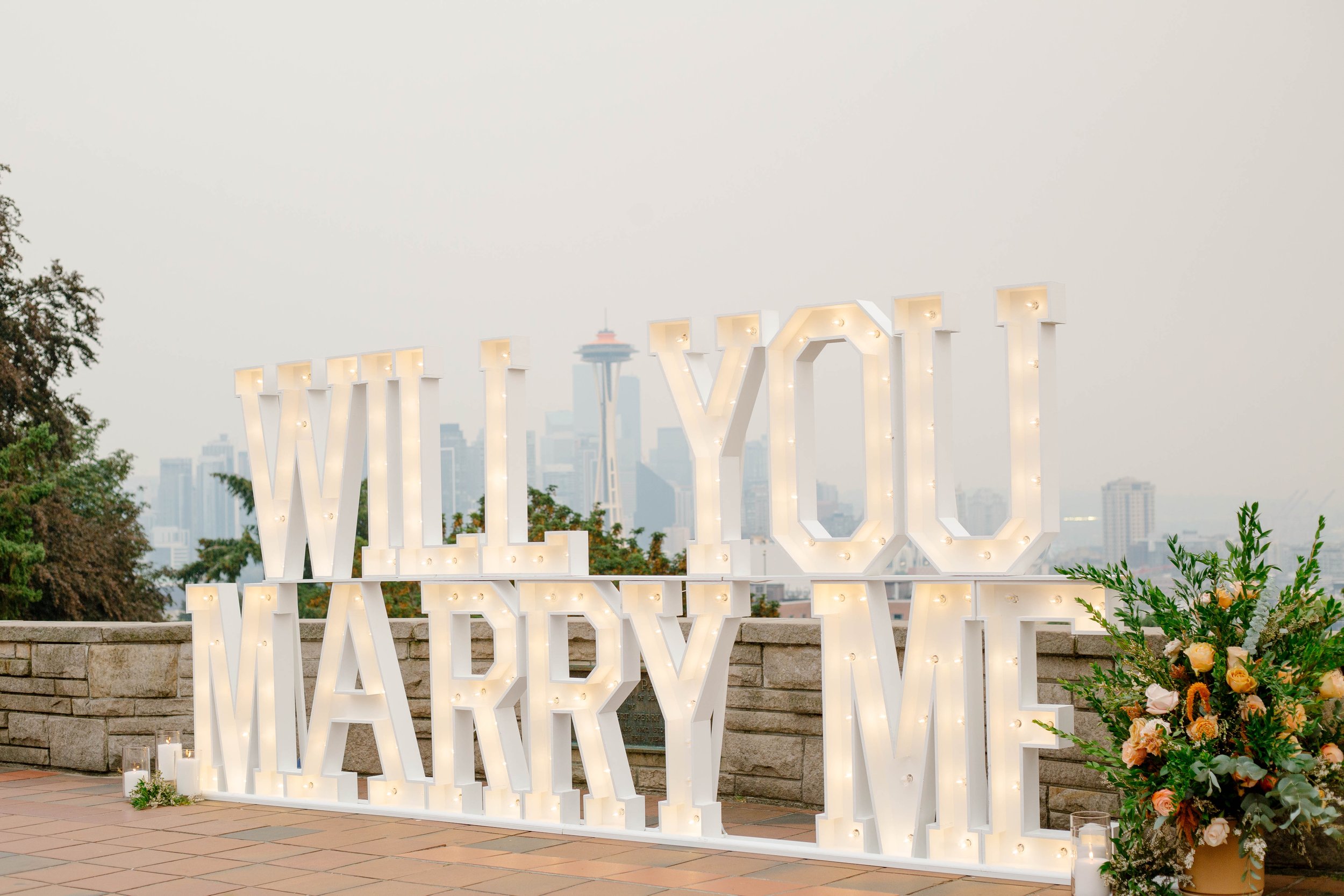 pacific-engagements-a-to-z-marquee-letter-rentals-seattle-kerry-park-proposal-kerry-jeanne-photography