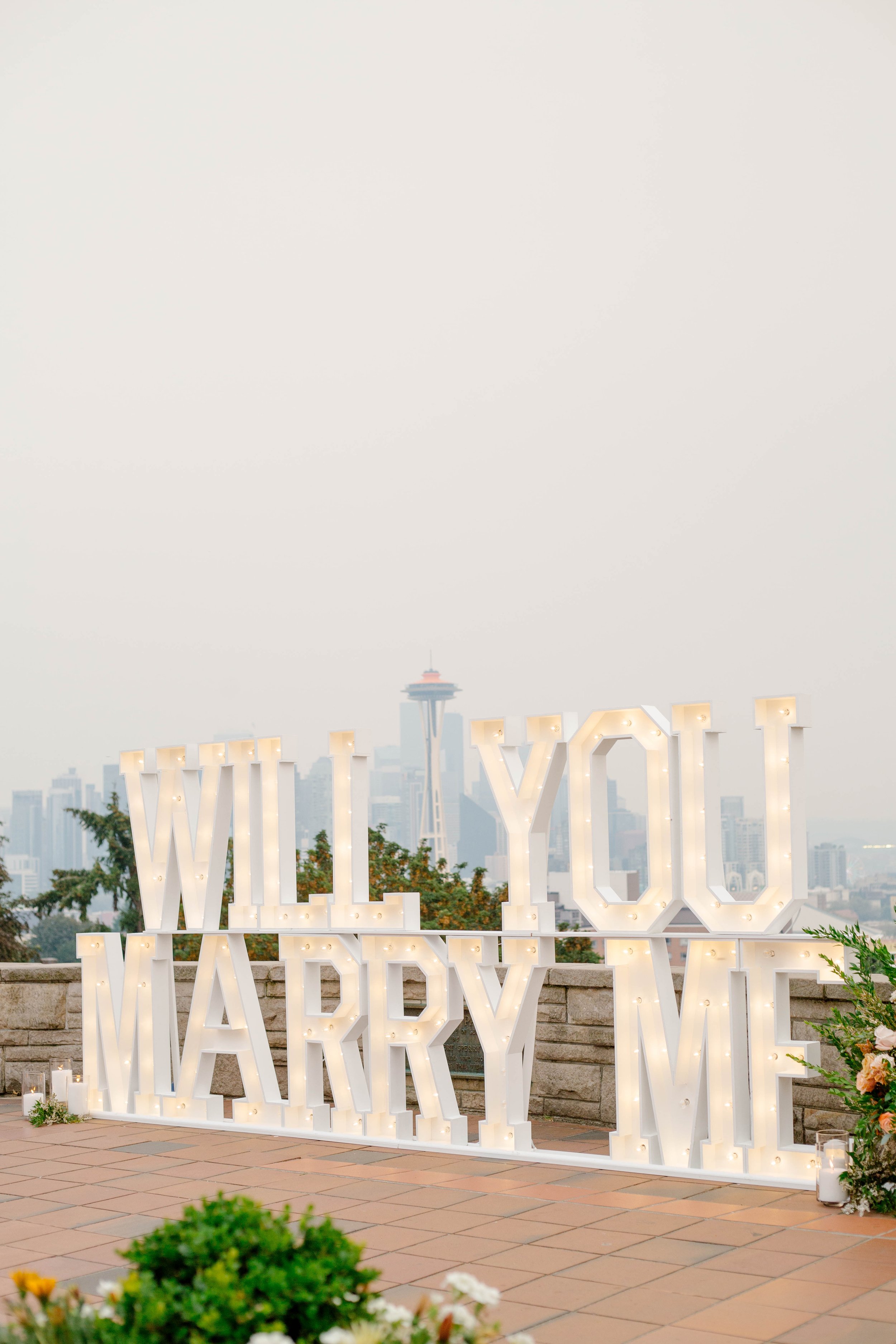 pacific-engagements-wedding-planning-seattle-a-to-z-marquee-letter-rentals-seattle-kerry-park-proposal-kerry-jeanne-photography