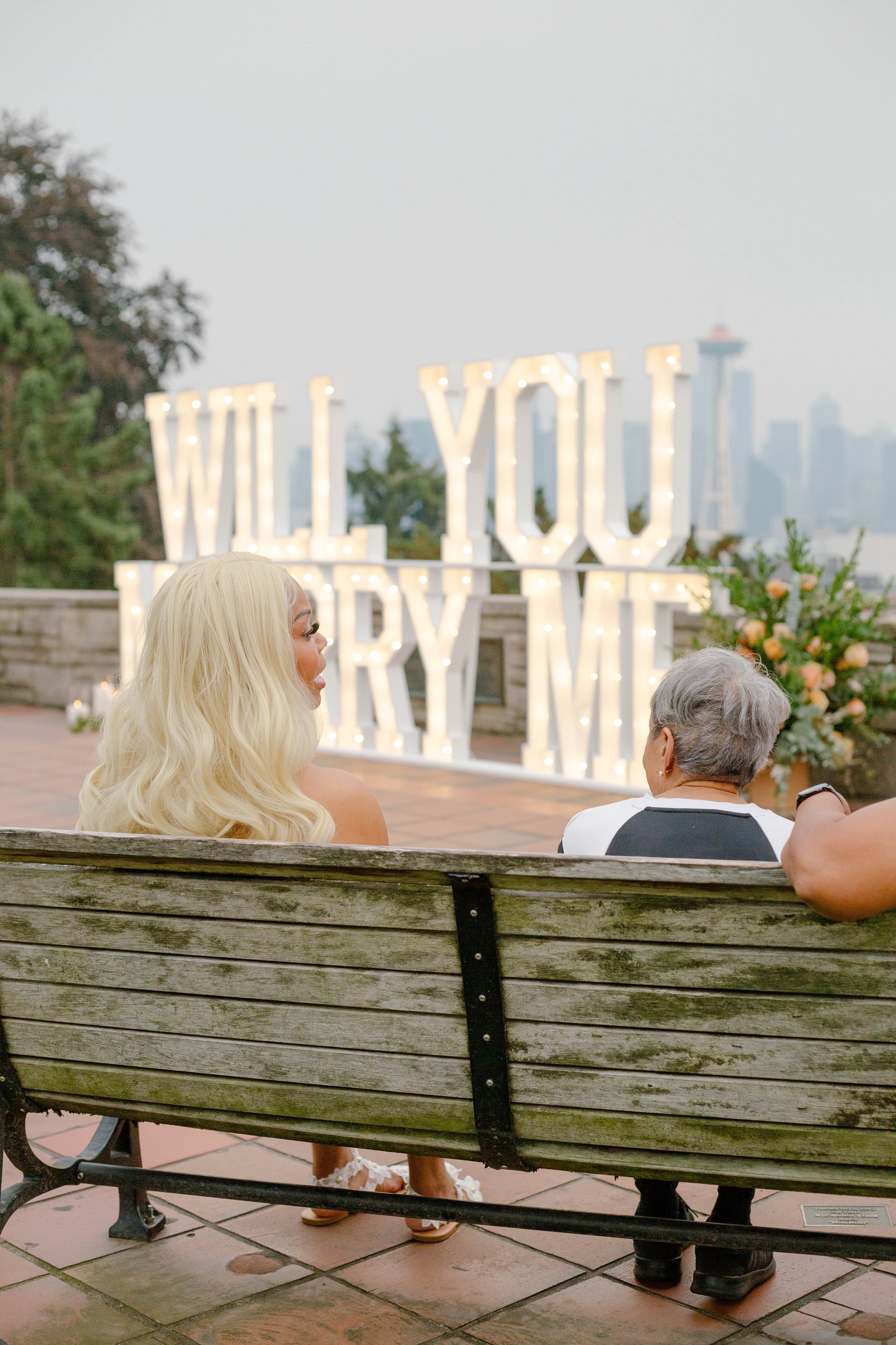 pacific-engagements-wedding-planning-and-design-kerry-park-seattle-engagement-kerry-jeanne-photography-a-to-z-marquee-letter-rental-tyler-lockett-proposal