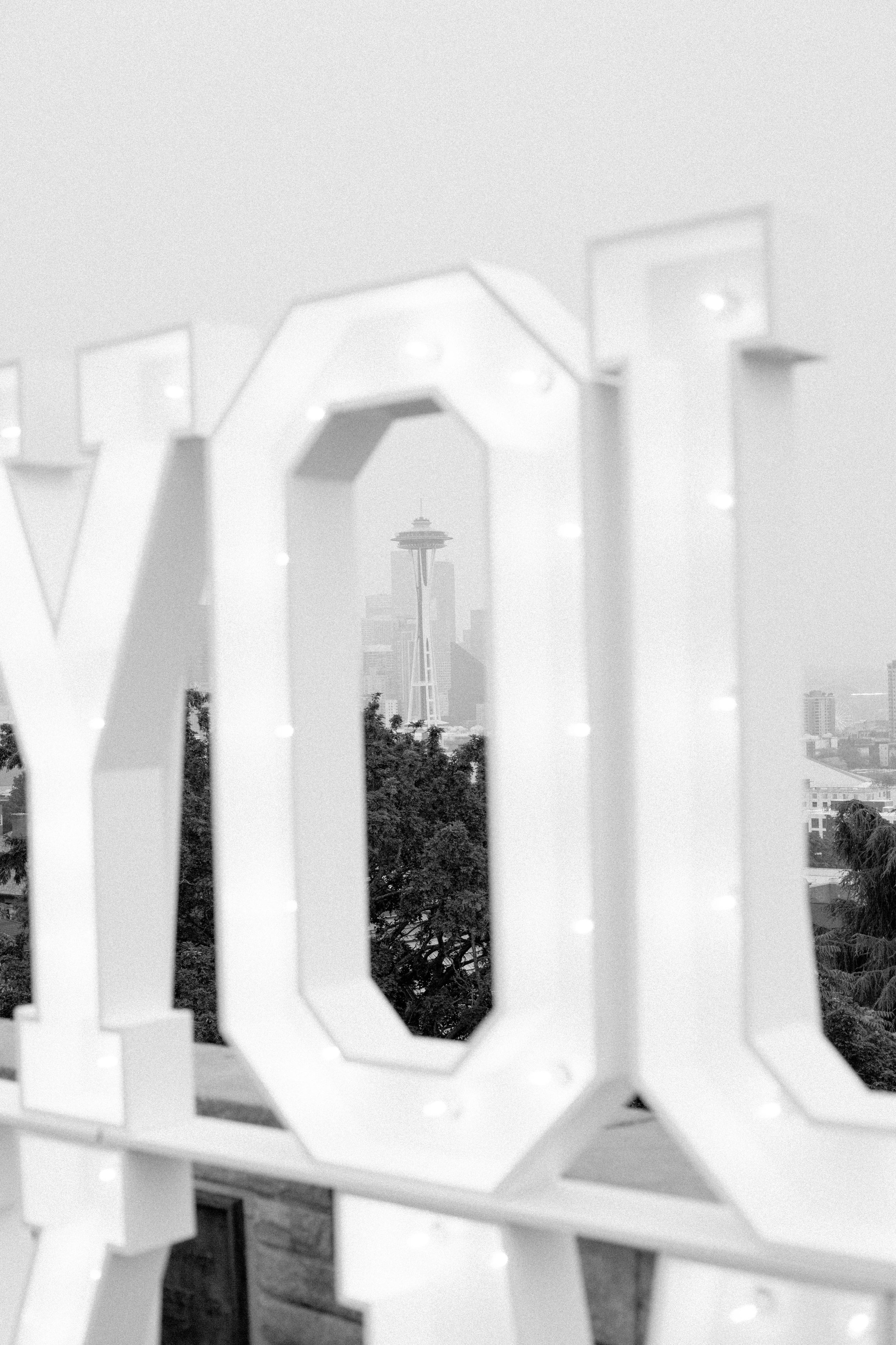 pacific-engagements-kerry-jeanne-photography-a-to-z-marquee-letter-rental-kerry-park-seattle