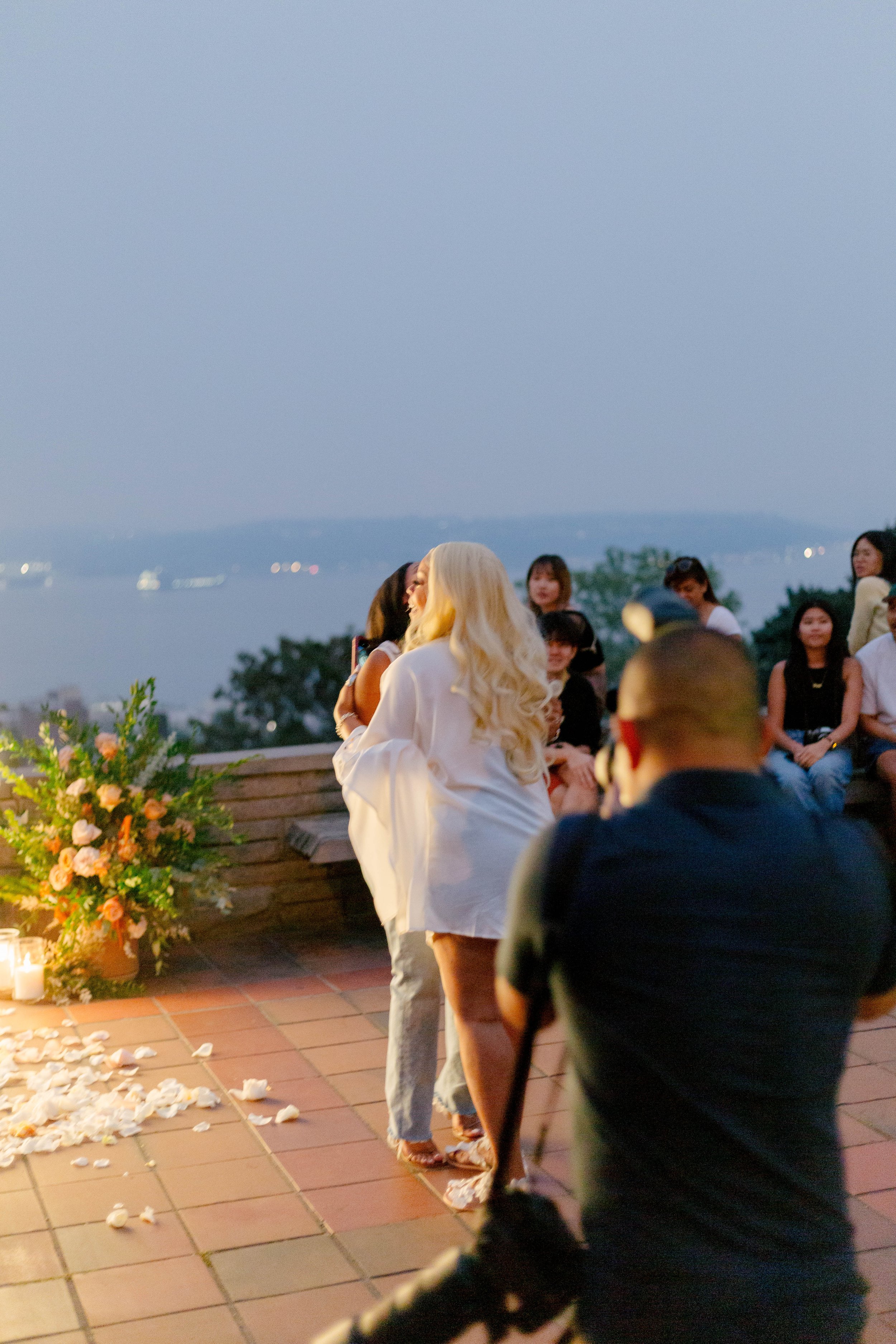 pacific-engagements-wedding-planning-and-design-tyler-lockett-surprise-proposal-to-lauren-jackson-at-kerry-park-seattle-kerry-jeanne-photography