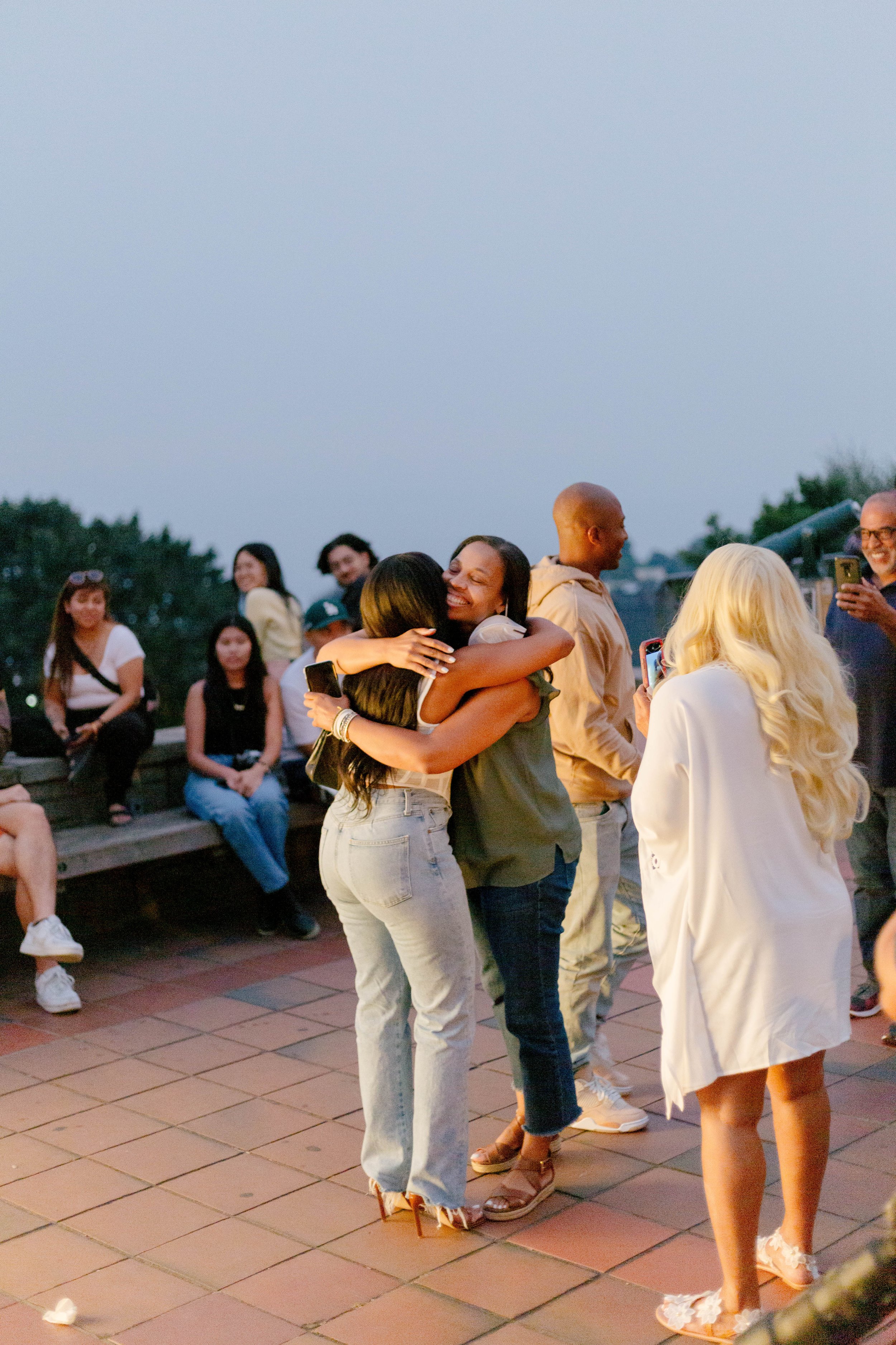 pacific-engagements-wedding-planning-and-design-tyler-lockett-surprise-proposal-at-kerry-park-seattle-kerry-jeanne-photography