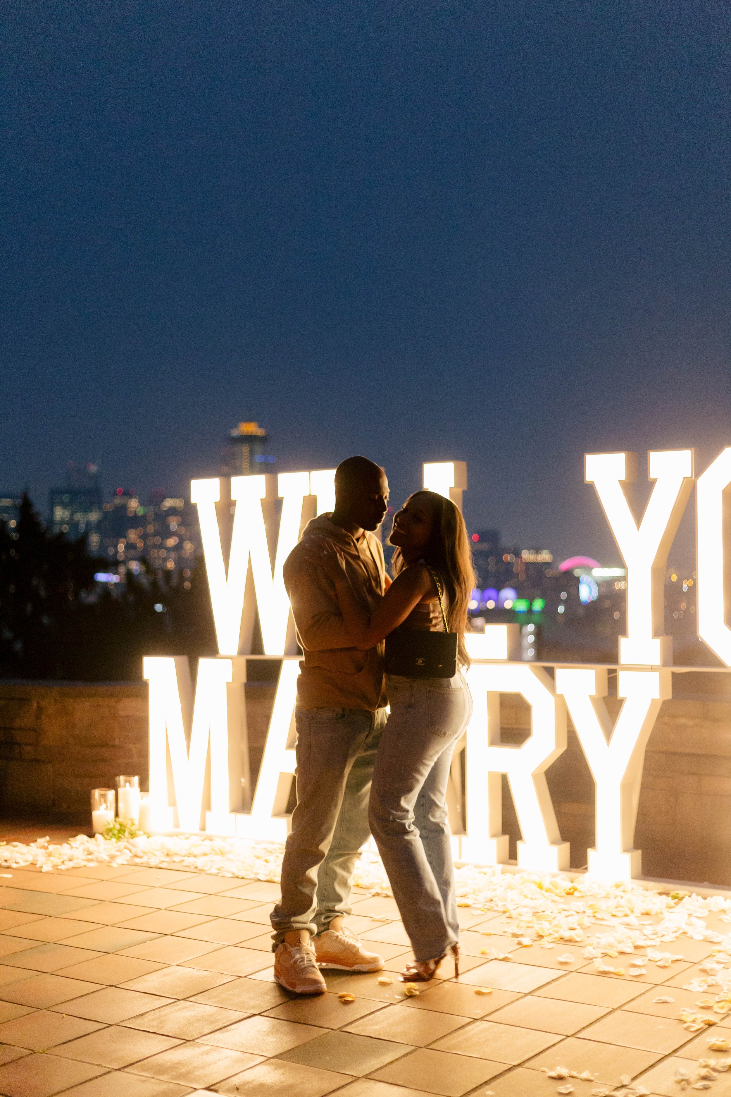 pacific-engagements-wedding-planning-and-design-seattle-seahawks-tyler-lockett-lauren-jackson-engaged-kerry-park-kerry-jeanne-photography-a-to-z-marquee-letter-rental