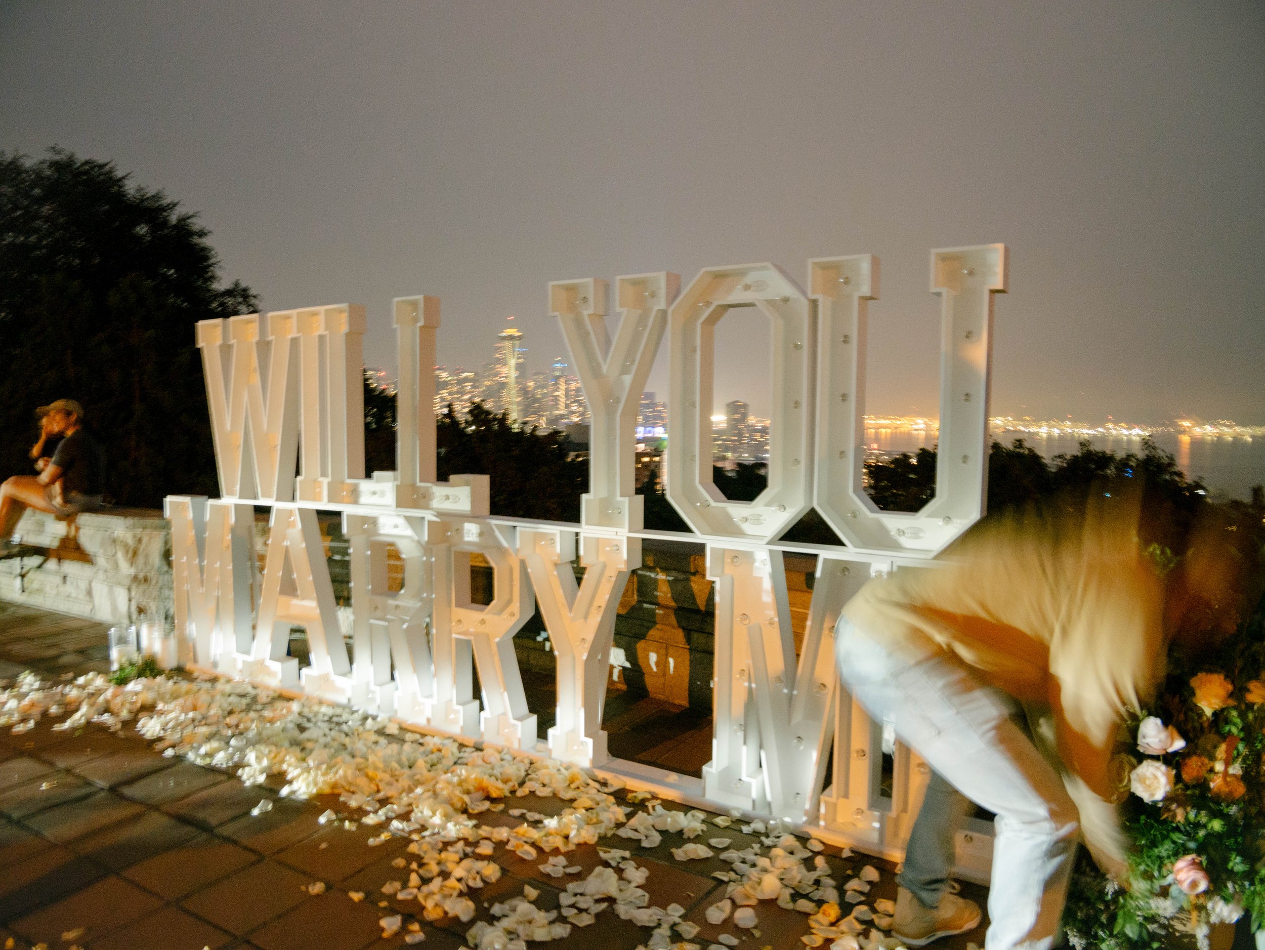 pacific-engagements-wedding-planning-and-design-kerry-jeanne-photography-a-to-z-marquee-letter-rental-seattle-kerry-park-setup