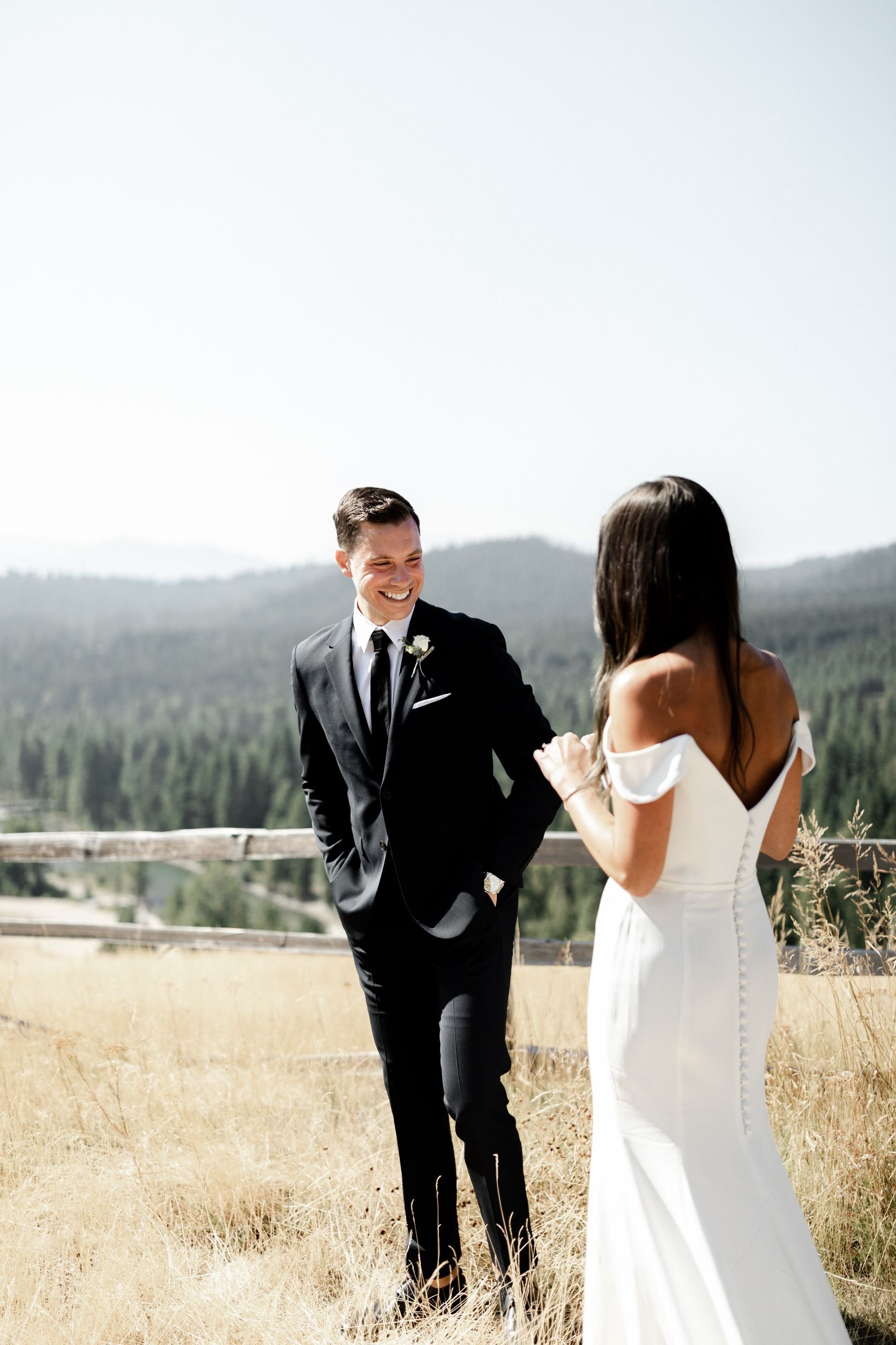 Pacific-Engagements-Bride-and-Groom-Wedding-First-Look-Suncadia-Resort-Wedding-Venue-Cle-Elum