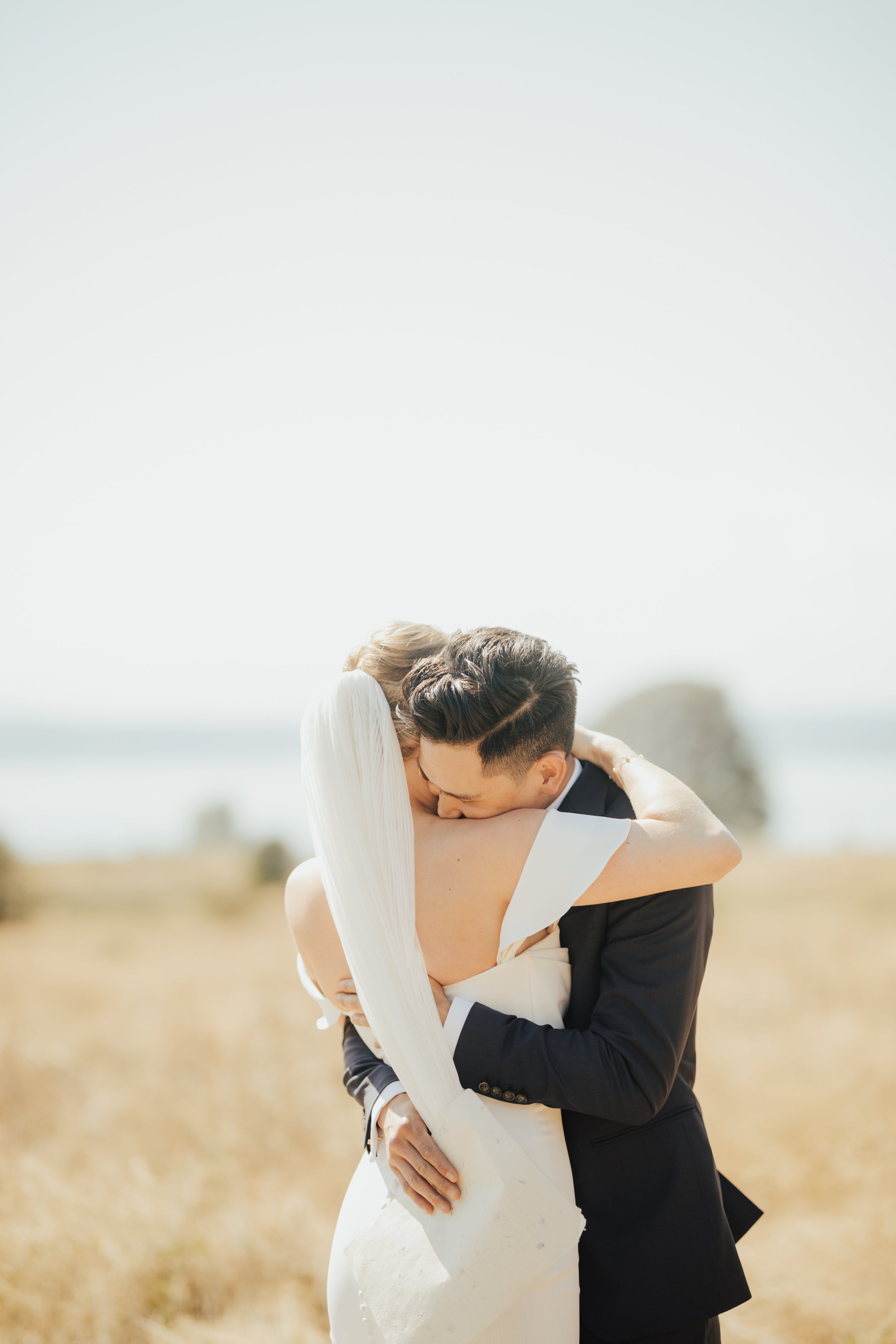 seattle-wedding-planner-pacific-engagements-bride-and-groom-first-look-candid-photos-discovery-park-seattle
