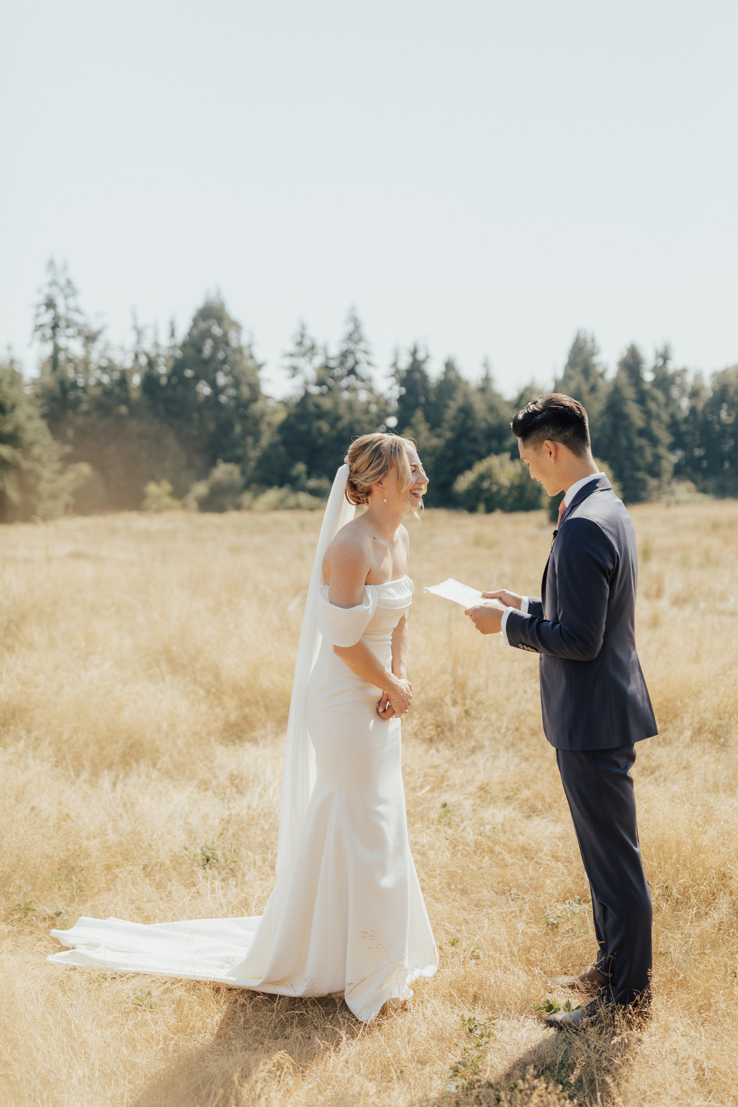 pacific-engagements-bride-and-groom-portraits-in-discovery-park-rachel-syrisko-photography