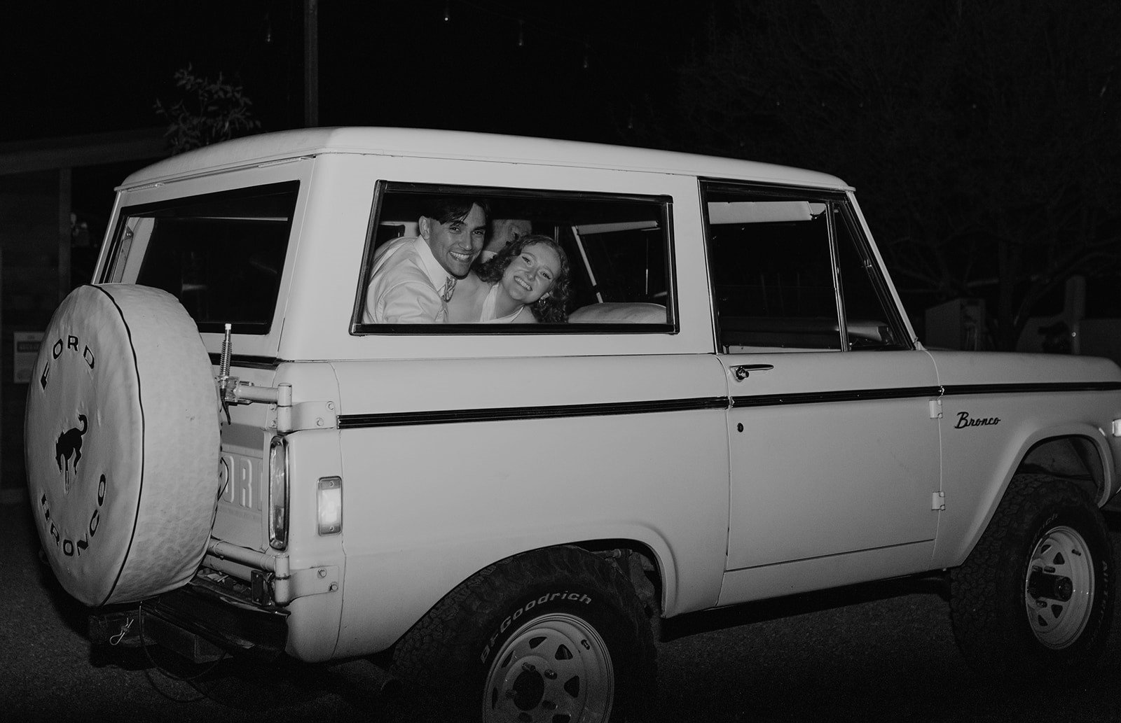 pacific-engagements-ruth-bancroft-gardens-wedding-sam-minter-photography-old-ford-bronco-wedding-getaway-car