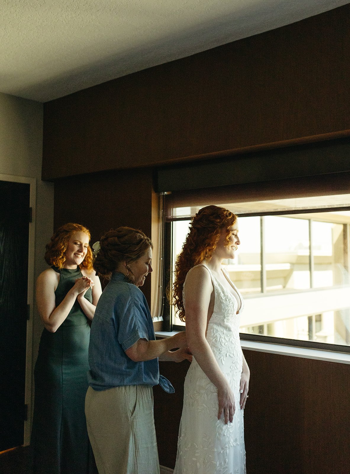 pacific-engagements-sam-minter-photography-bride-getting-ready-photos-with-mom-and-sister