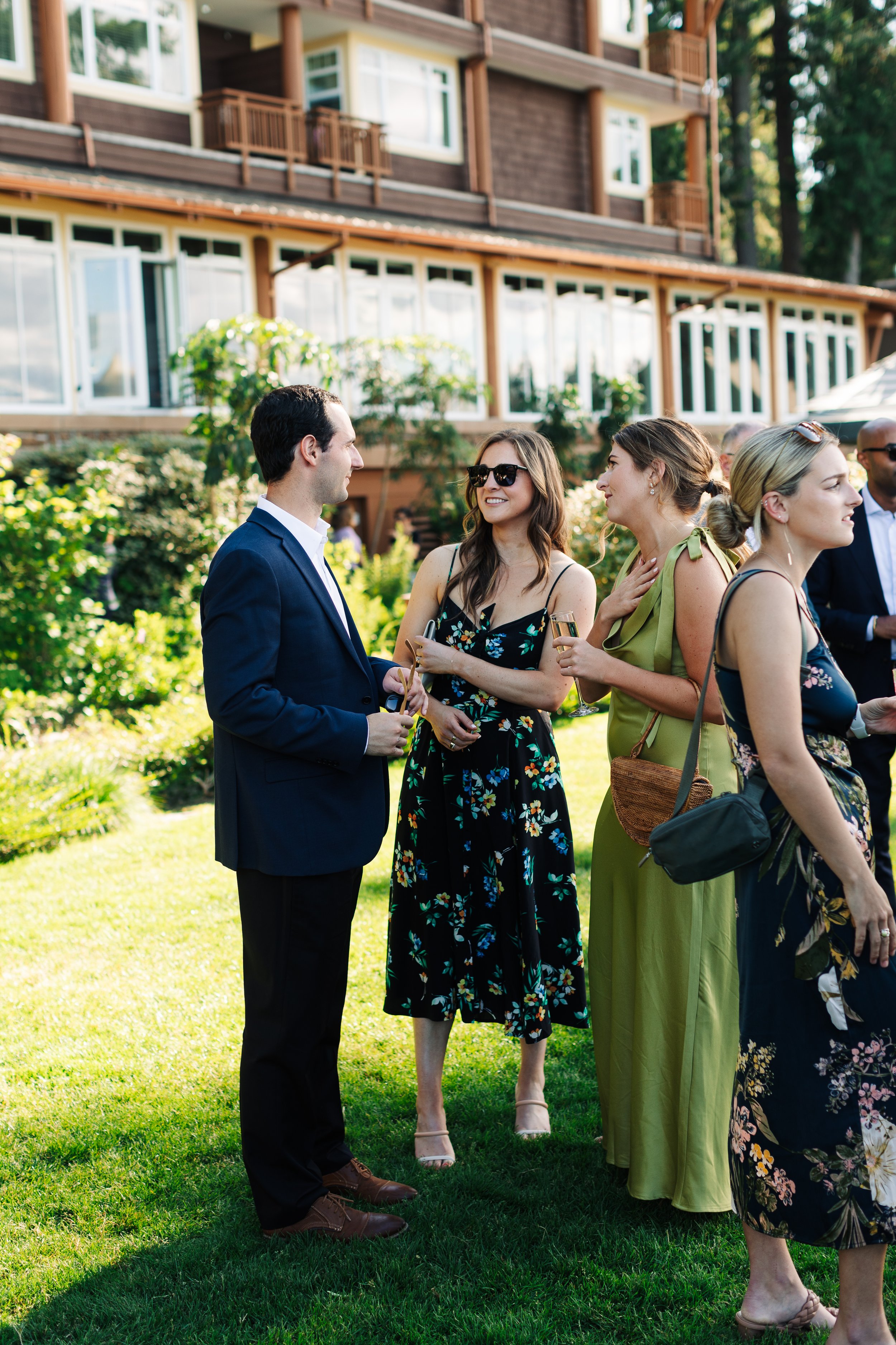 pacific-engagements-wedding-guests-cocktail-hour-photos-alderbrook-resort-waterfront-lawn
