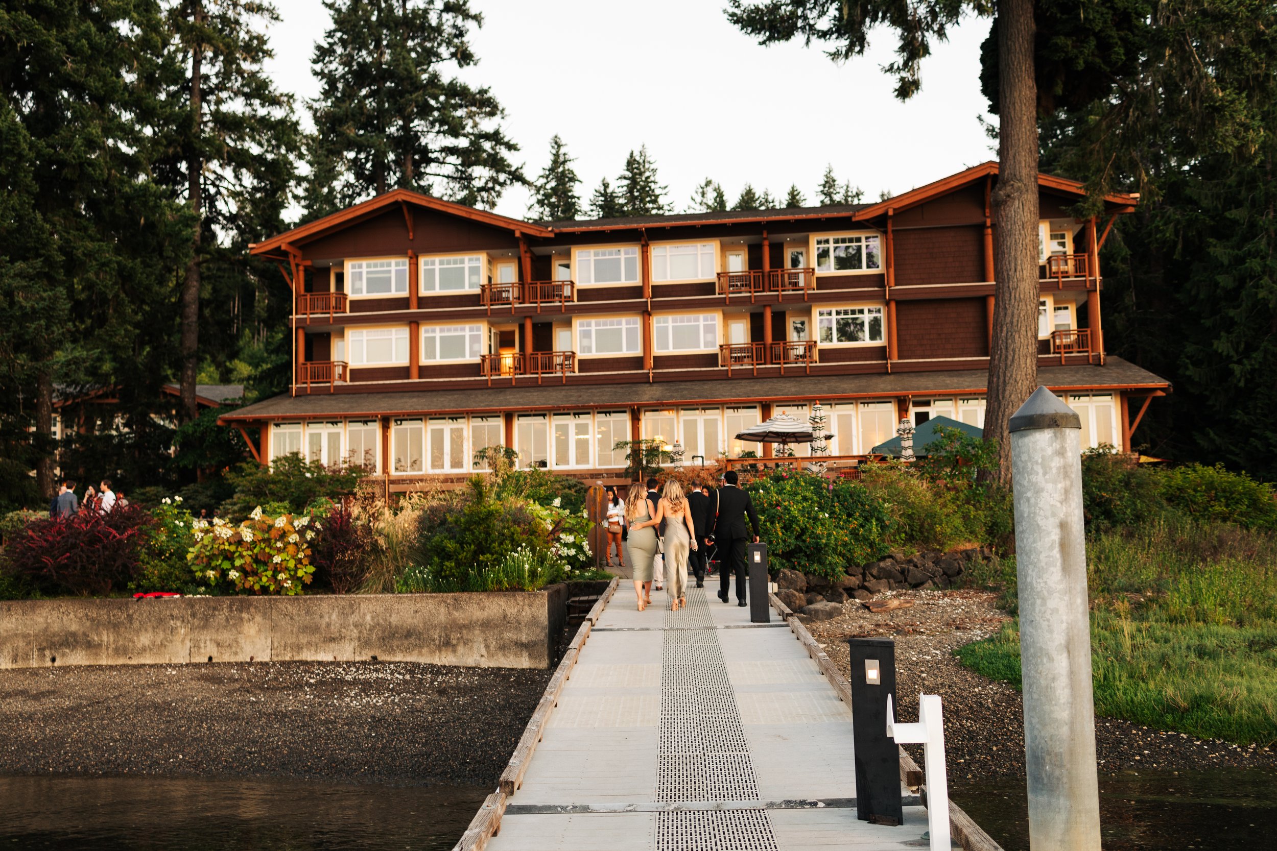 pacific-engagements-wedding-guests-returning-to-alderbrook-resort-on-dock