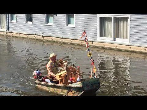 THE LONG MINUTE | HOUSEBOAT WARMING