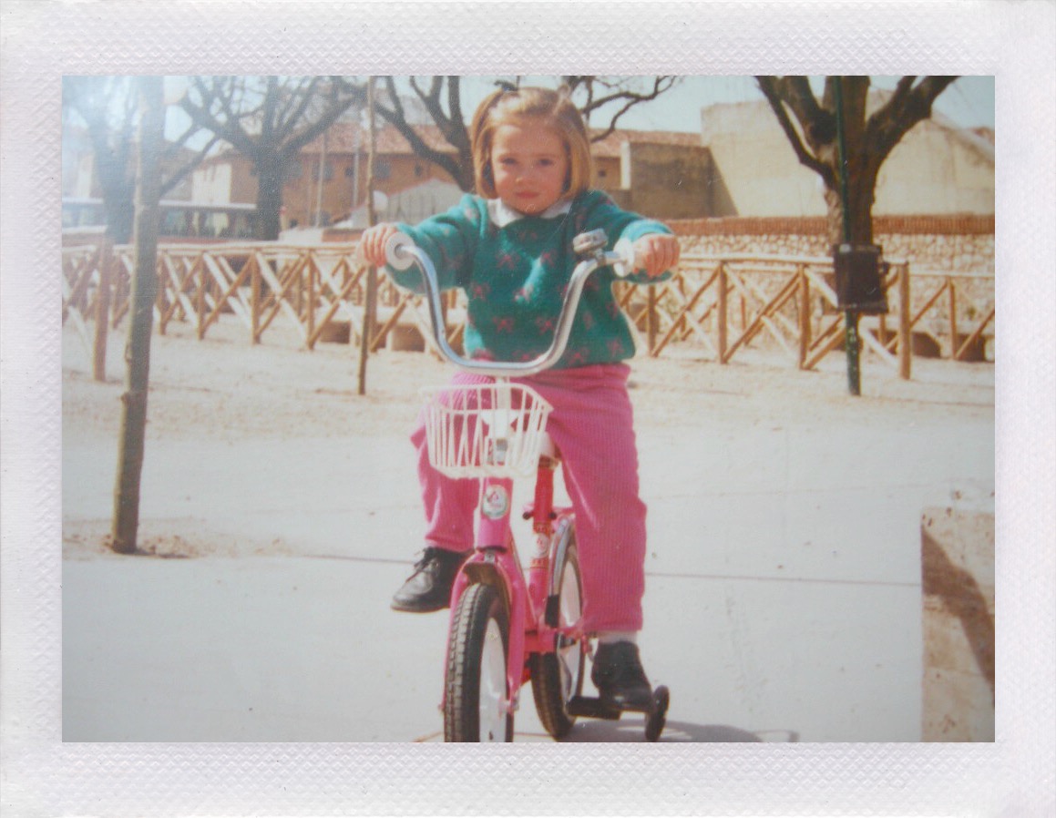 Cris A. con su primera bici rosa (Copy)