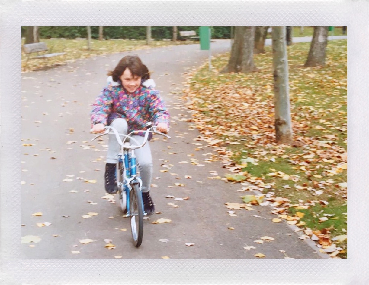 Cris V. Con su primera bici azul (Copy)