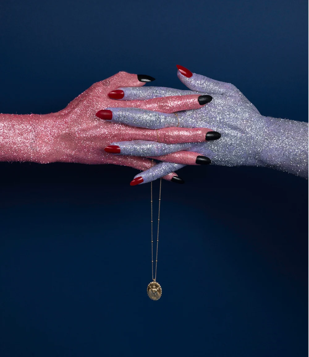 ¿QUÉ ES ESO QUE BRILLA EN TU ESCOTE?