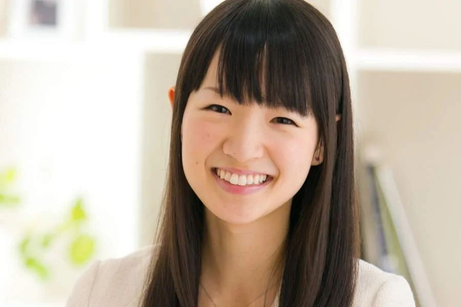 Aquí Marie Kondo muy feliz con su armario ordenado.