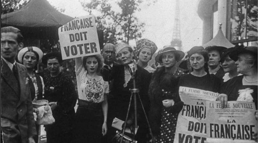 Mujeres francesas votando por primera vez el 21 de abril de 1944.