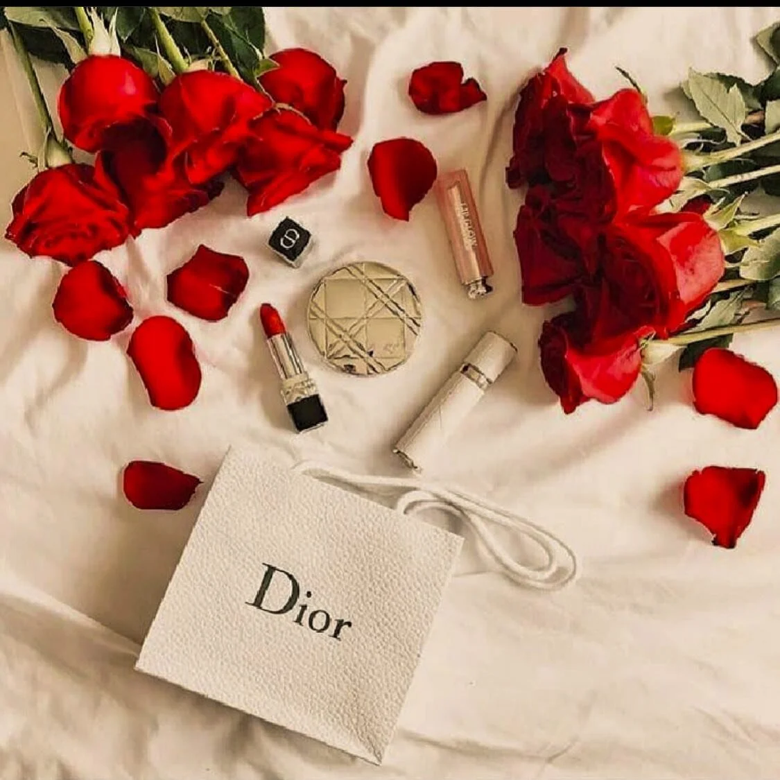 It&rsquo;s about time we learned to wake up and smell the 🌹🌹🌹

Kudos to the working women who, despite their tough week, made it through. 💪🏽

#makeitlookeasy #roses🌹 #dior