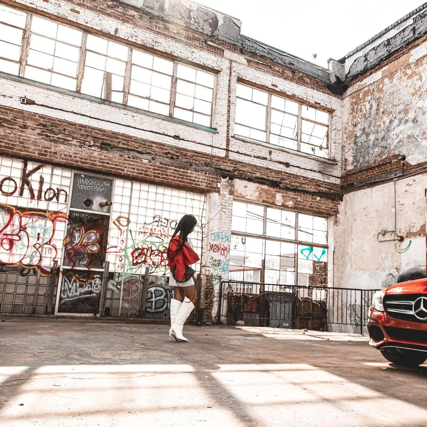BIG🩸 . 

#redfashions #grafitti #atlfashion #atlfashionstylist #mercedesbenz