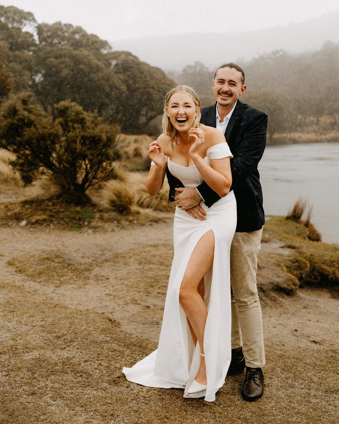 Tori and Ryan decided to elope in the magical Snowy Mountains, and they got to experience just about every type of weather that it has to offer. Sometimes you just need to embrace what comes your way and enjoy the ride! 🤍