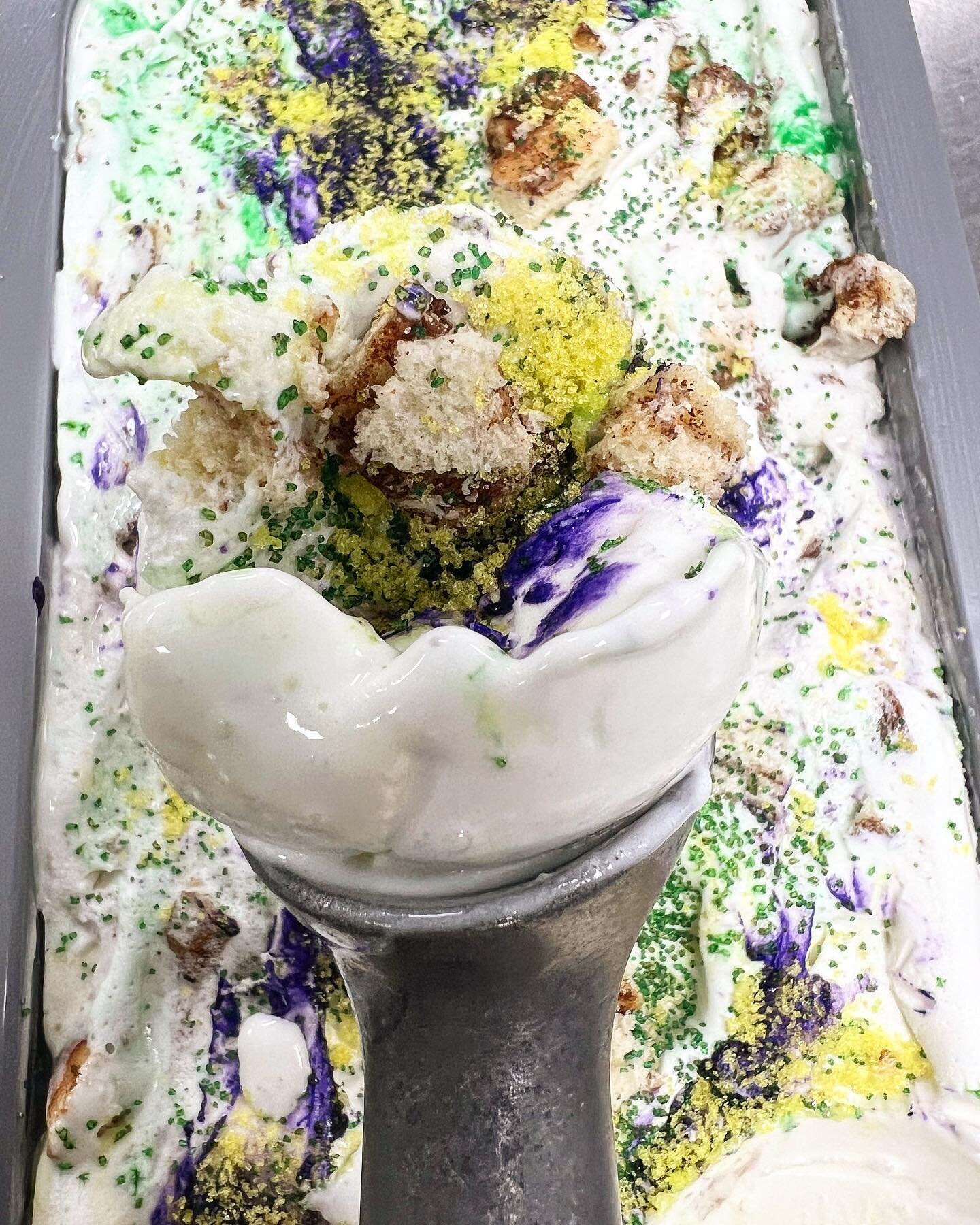 It&rsquo;s never too early for KING CAKE 👑
Gelato 🍨💜💛💚

House made king cake, with festive sprinkles and icing.
Now on display.

⚜️ Laissez le bon temps rouler ⚜️

Let the good times roll 🍨👑💜💛💚