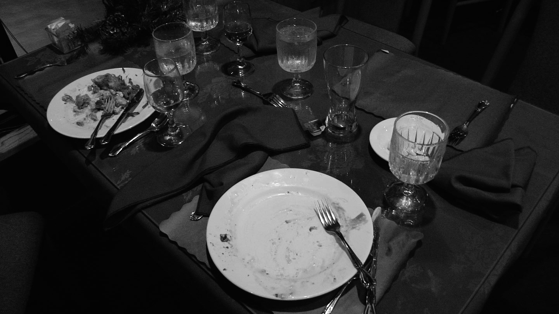 TAPE 3-10 dinner table plates use_2.jpg