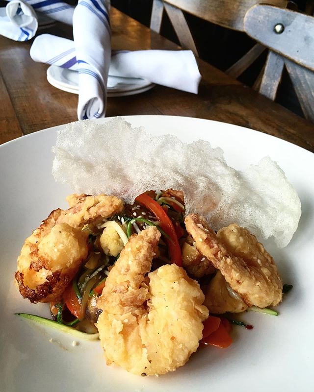 Stir Fried Veggie Noodles with Fried Shrimp &amp; Crisp Rice Paper 🍤 #seafood #shrimp #stirfry #eeeeeats