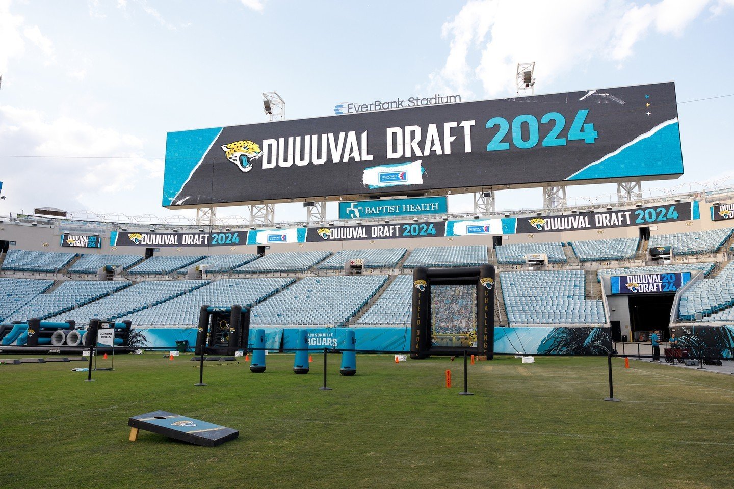The pic(k)s are in! Check out what happened last Thursday when we threw the 2024 Duuuval Draft Party at The Bank! 🐆
