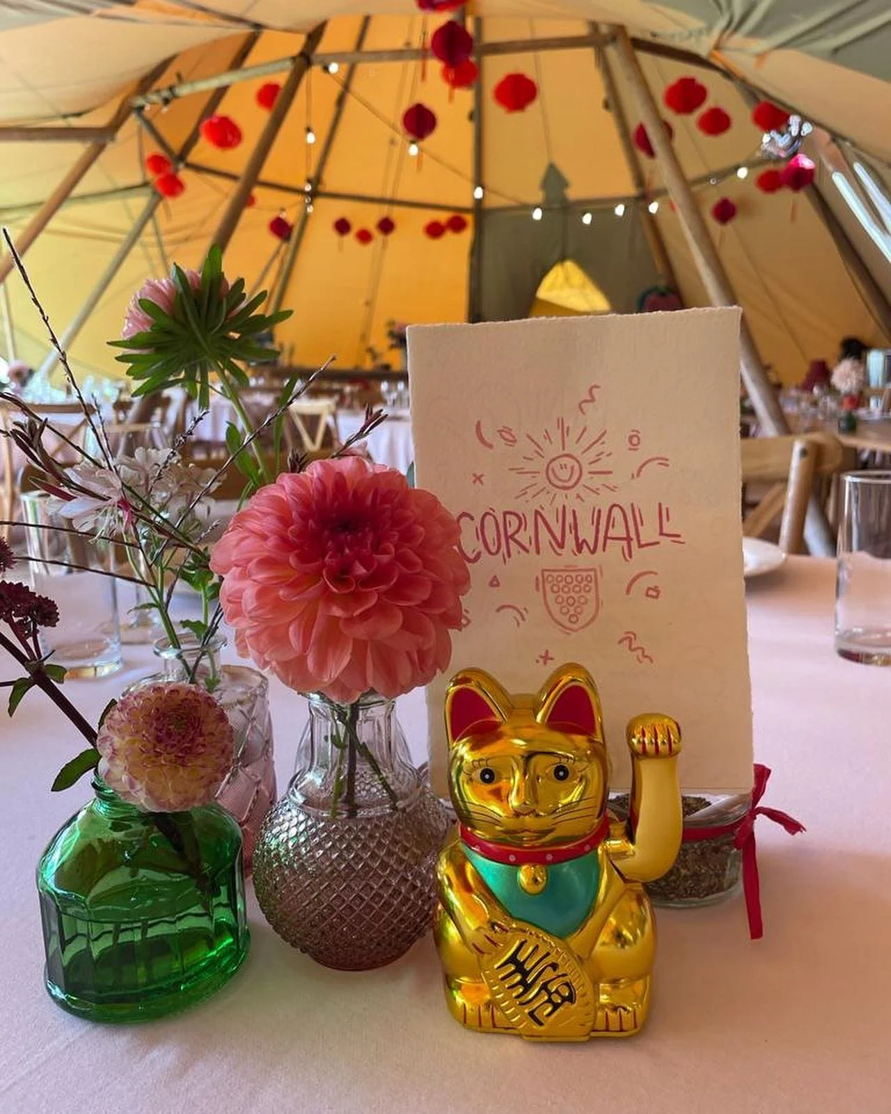 Tim & Jenny
10/10 for all the hand illustrated menus and table settings!