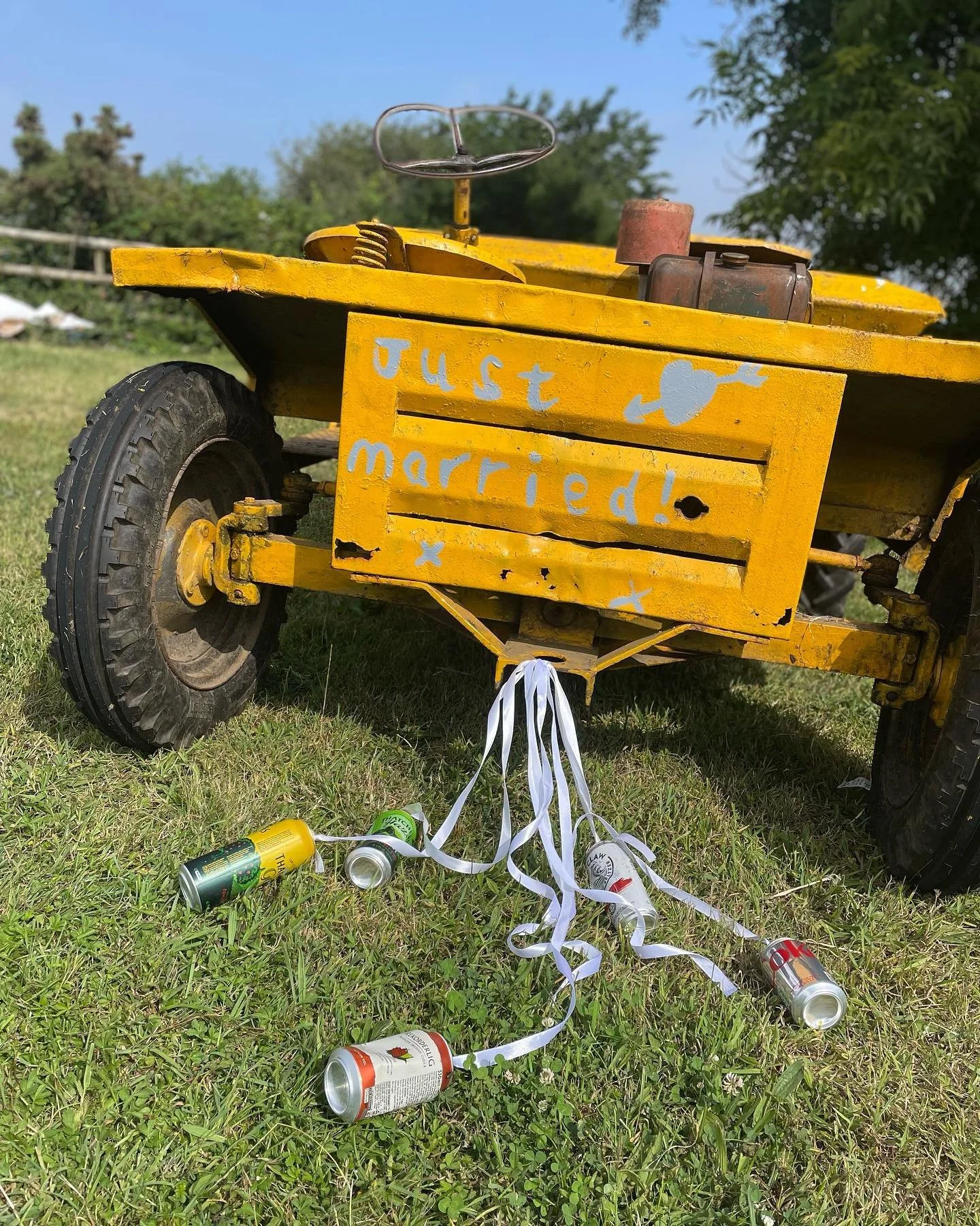 Jess & Chris 
Super lucky to have been part of such a special day. At Jess’ family home.
You know it’s going to be a good day when the couple order their dog a flower collar to wear!!