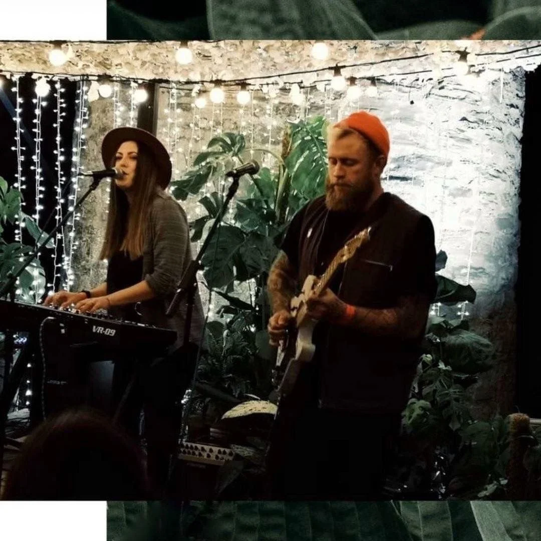 Friday night lates!!!!

Aren&rsquo;t we lucky to have @twodovesocialclub come play this Friday!!
Food and drinks from 6pm
Music from 7pm

Bar bites 
-Marinated olives, orange and rosemary &pound;4
-Smoked almonds &pound;3 
-Pork scratchings, apple sa
