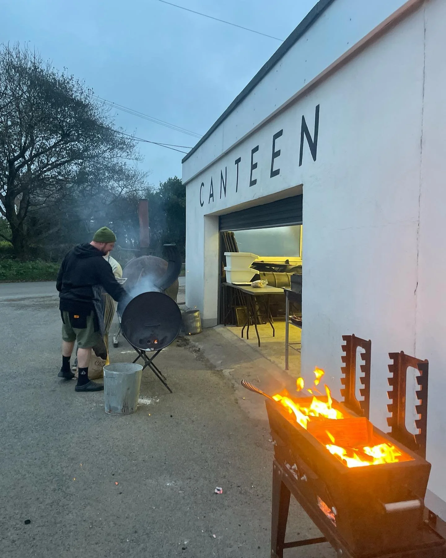 Sundays looking great.
Come eat with us&hellip;

Slow smoked beef short rib, horseradish, stuffing and pit gravy 

Veggie - Squash cooked on the coals, quince pickle and gravy

With 
Canteen roasties 
Burnt cheesy leeks 
Carrot and beet pickle 

Brea