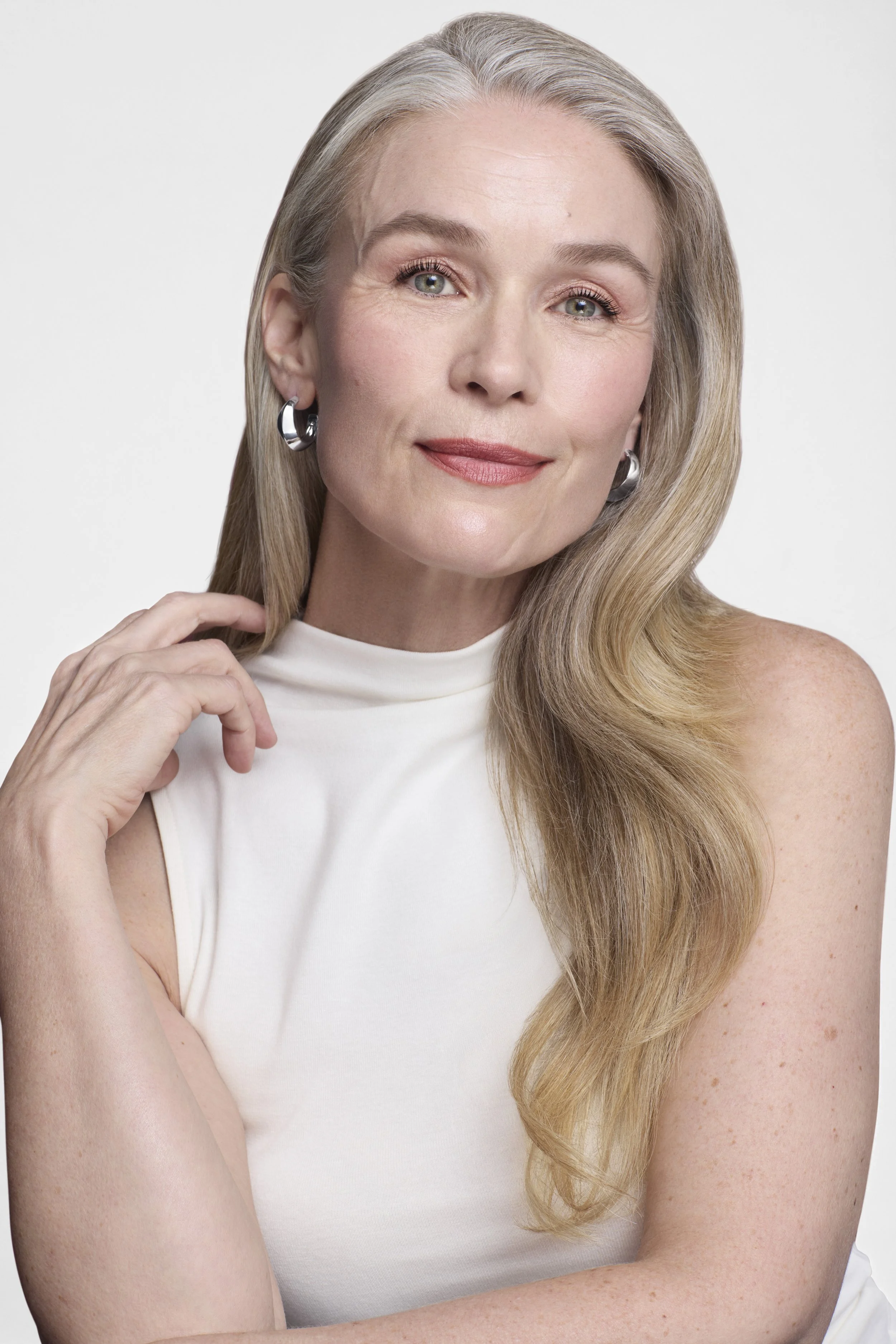 SHOT27_HOLIDAY26_BEAUTYBOX_AFTERFULLBEAUTY_LINDSEY_LOOK3_0290_v1_QC_R300.jpg