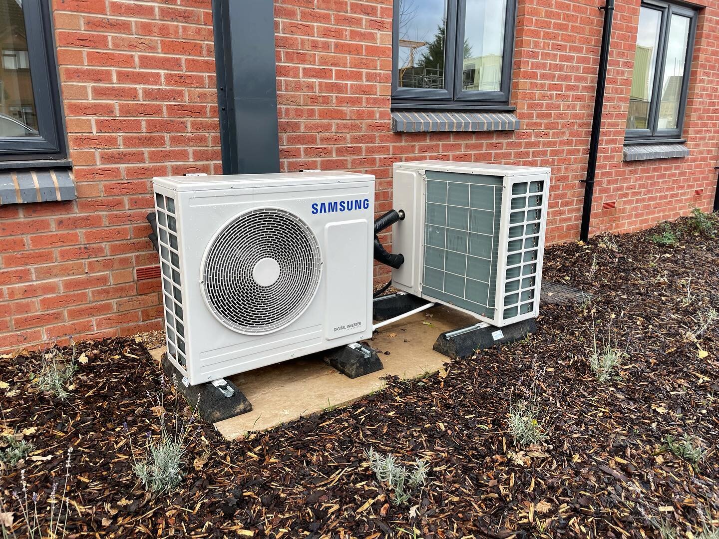 Double trouble! 2x Samsung air source heat pumps installed by the Legion Plumbing team on site in Leamington Spa. Part of the 20 we are installing there.

#airsourceheatpump #samsung #ashp #renewableenergy #ecofriendly #heating #plumbing @installerma