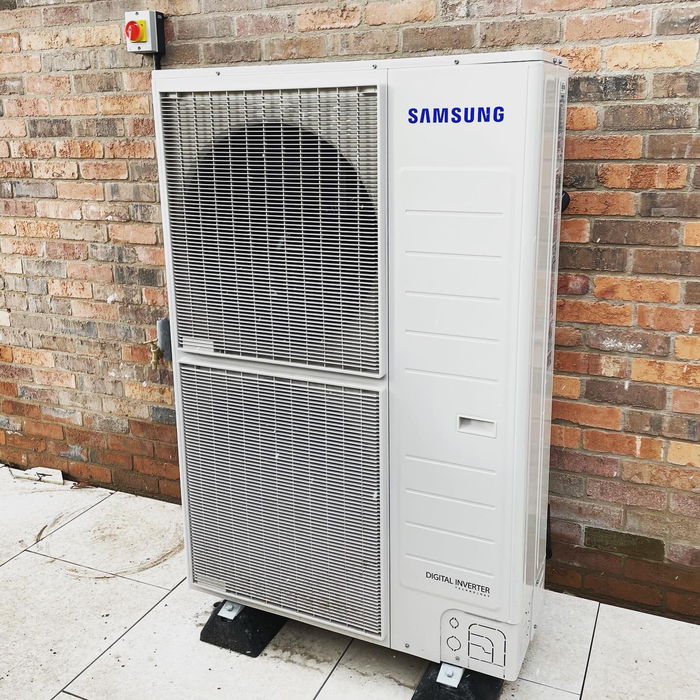 ♻️♻️♻️ A 16kw Samsung air source heat pump fitted on a large 5 bed new build home. Really impressed with this Samsung unit having only fitted Mitsubishi previously. 

Due to supply issues we had to use Samsung and it&rsquo;s fair to say it won&rsquo;