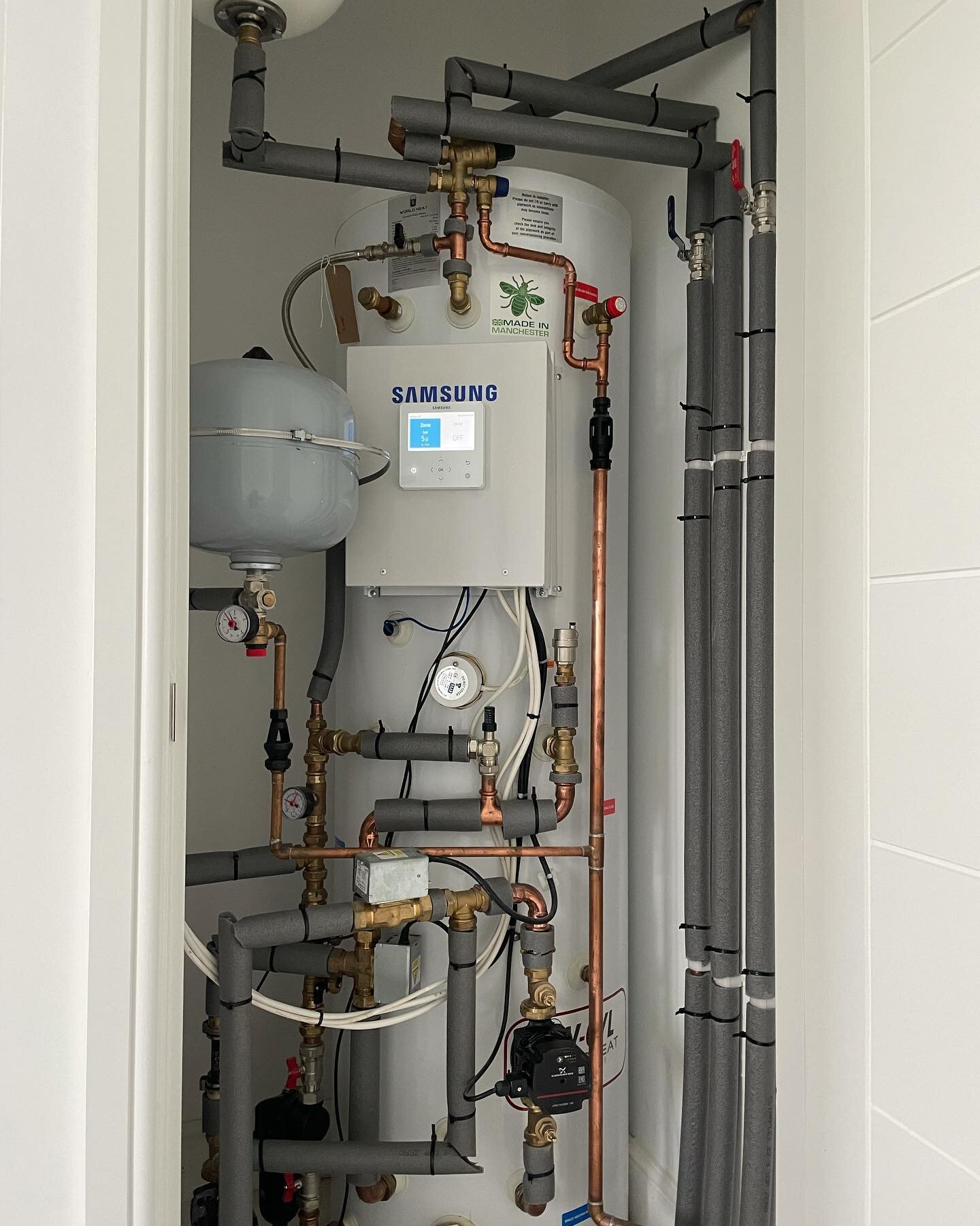 Some tidy pipework on display by the Legion Plumbing team installing 20  @worldheatuk Samsung Air Source Heat  Pump Hot Water Cylinders on site in Leamington Spa

#airsourceheatpumps #airsource #heating #hotwater #plumbing #plumbproud @plumber.88 @pl