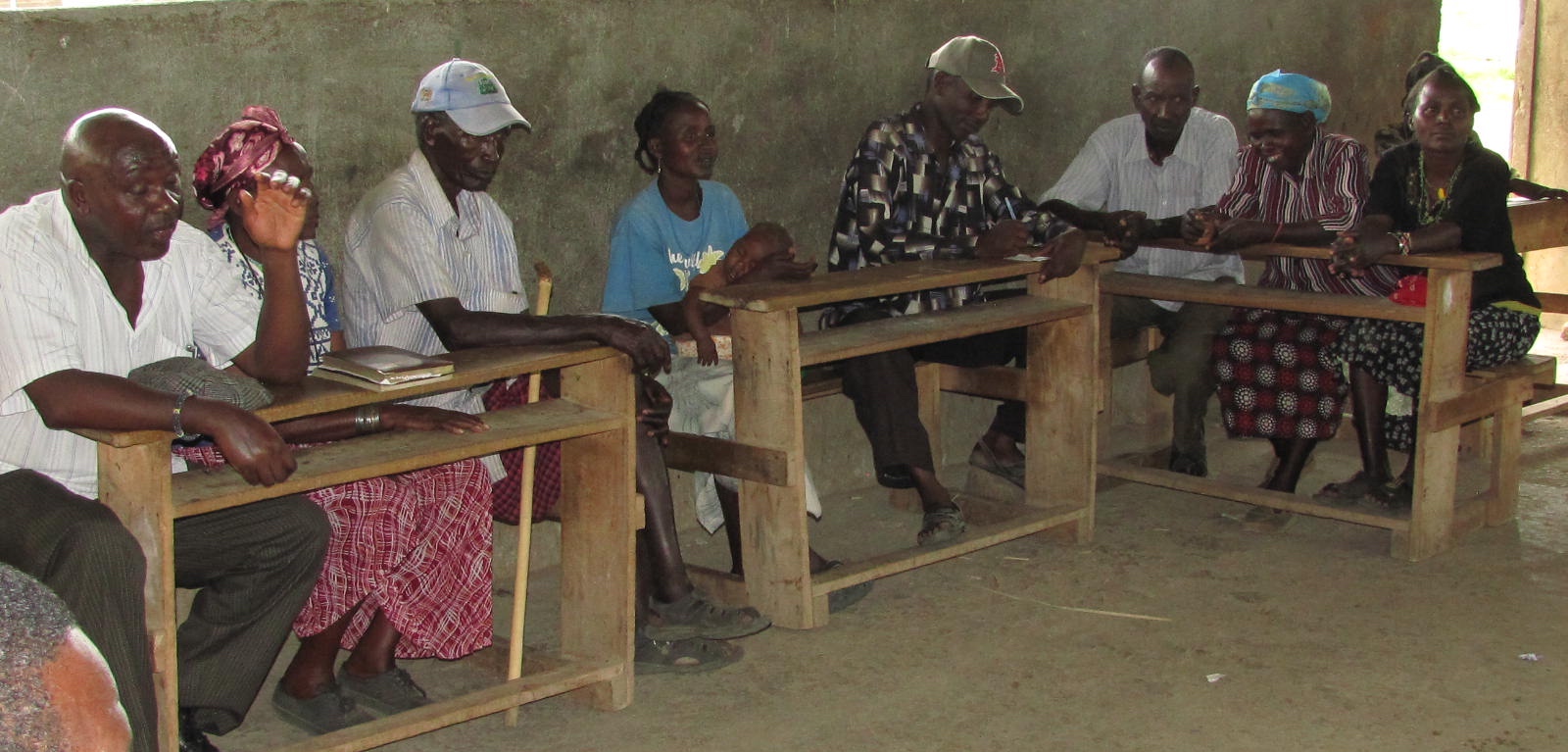 Samuel Muhunyu facilitates a meeting of the AKASE Self-Help Group, beekeepers and entrepreneurs on Kokwa Island