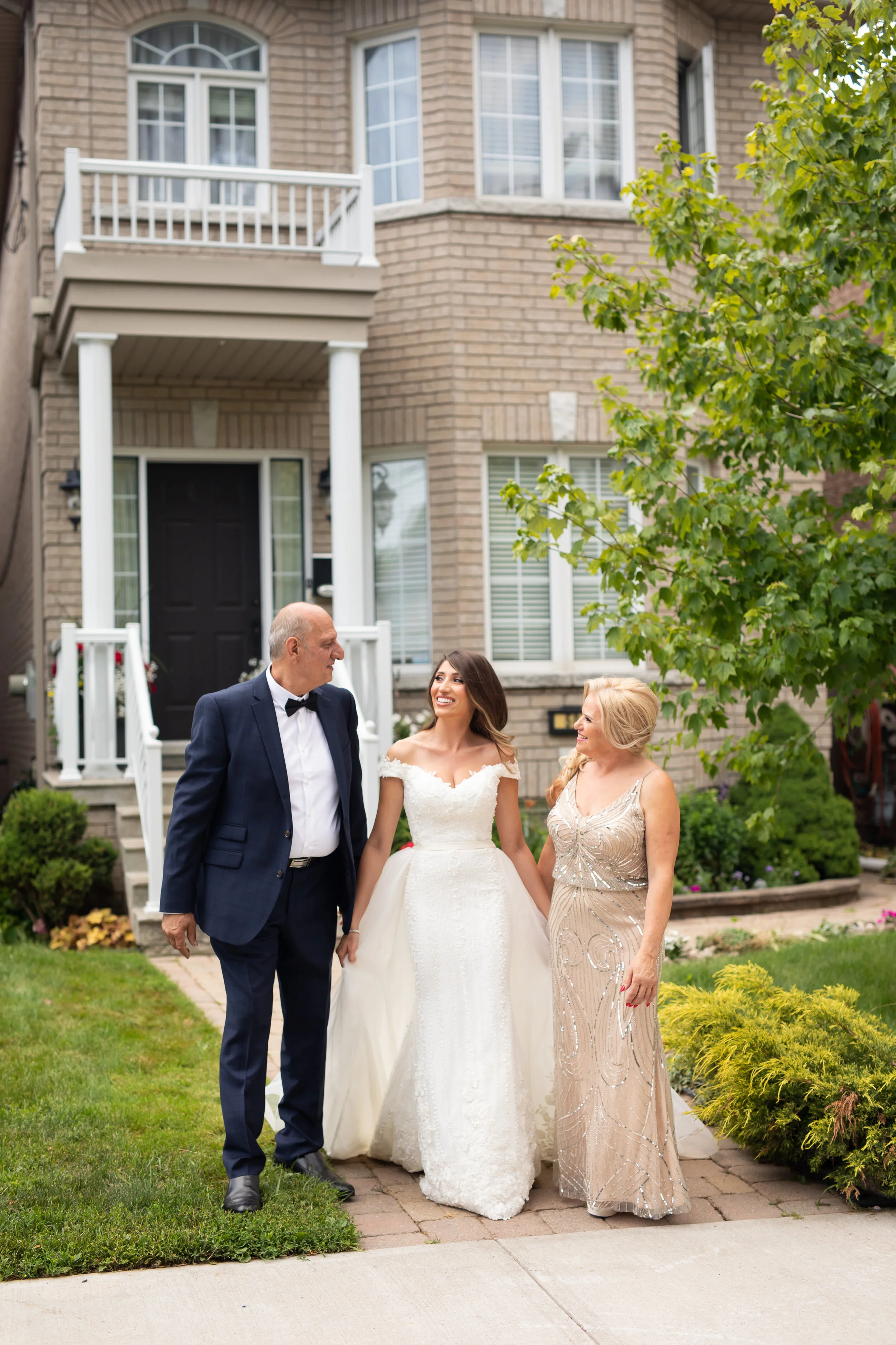 Toronto-bride-mob-fob-wedding-photography