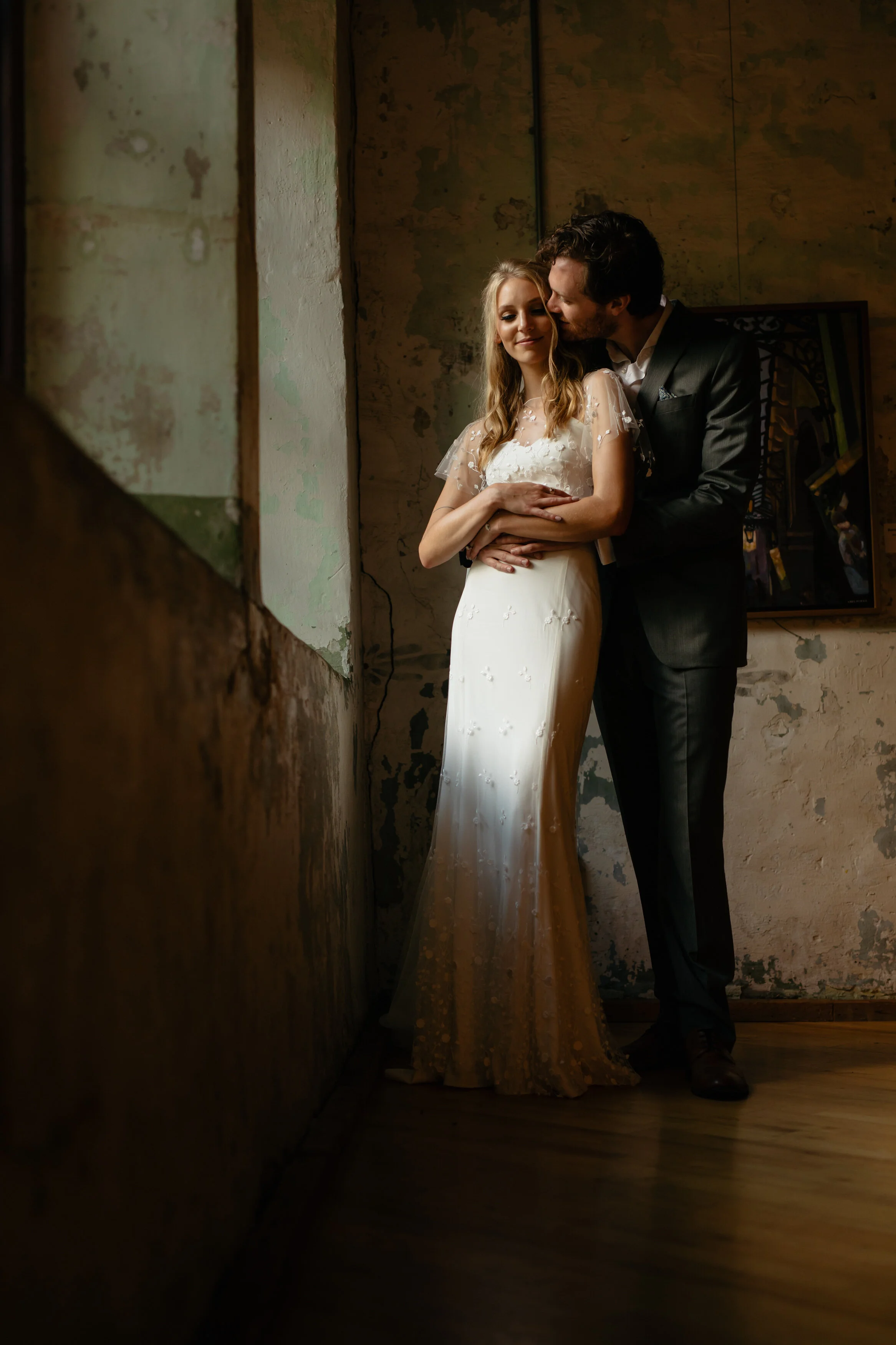 toronto-wedding-photographer-photo-wedding-boho-outdoor-alton-mills-arts-centre-paige-carolnie-happy-bride-groom