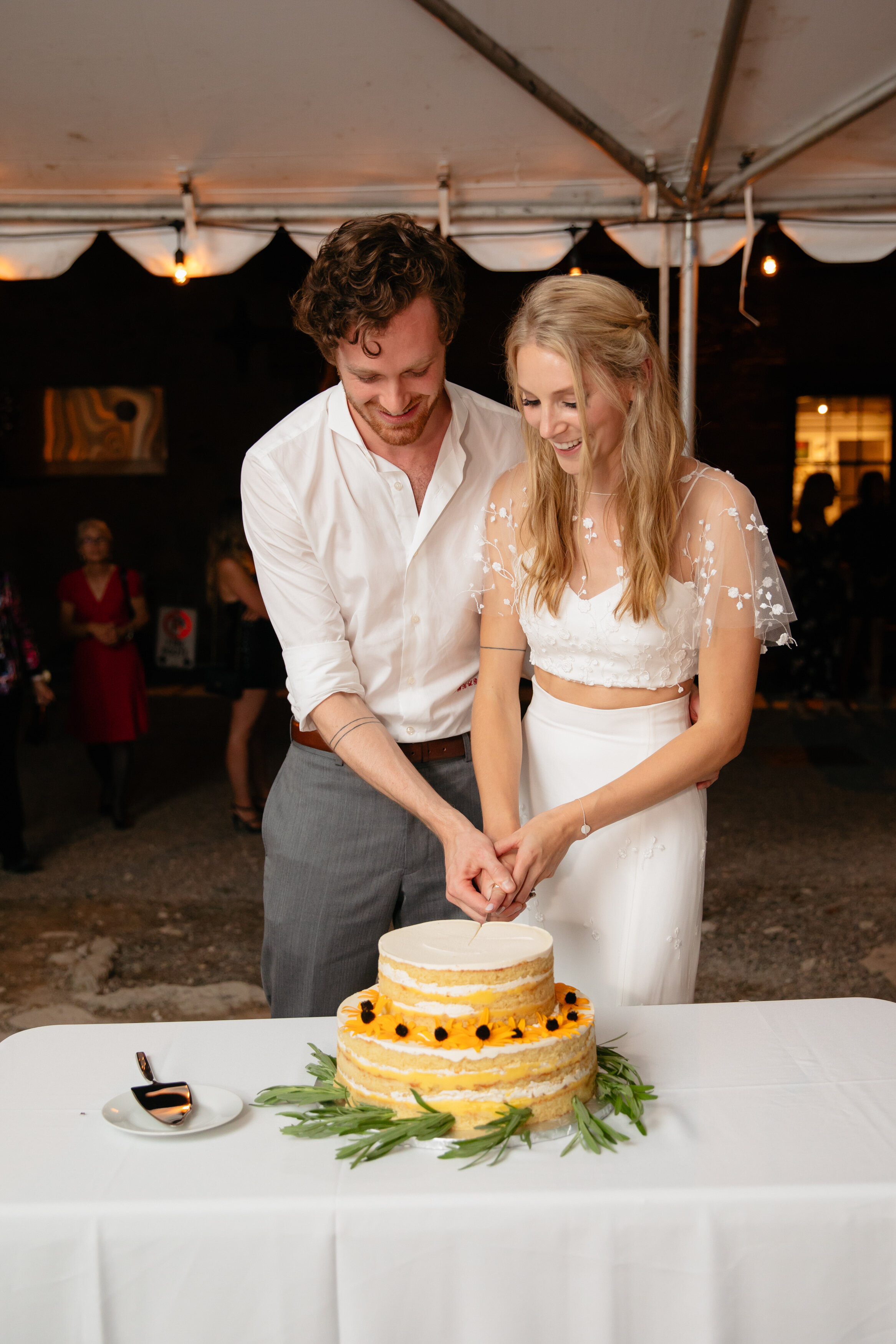 toronto-wedding-photographer-photo-wedding-boho-outdoor-alton-mills-arts-centre-paige-carolnie-happy-bride-groom