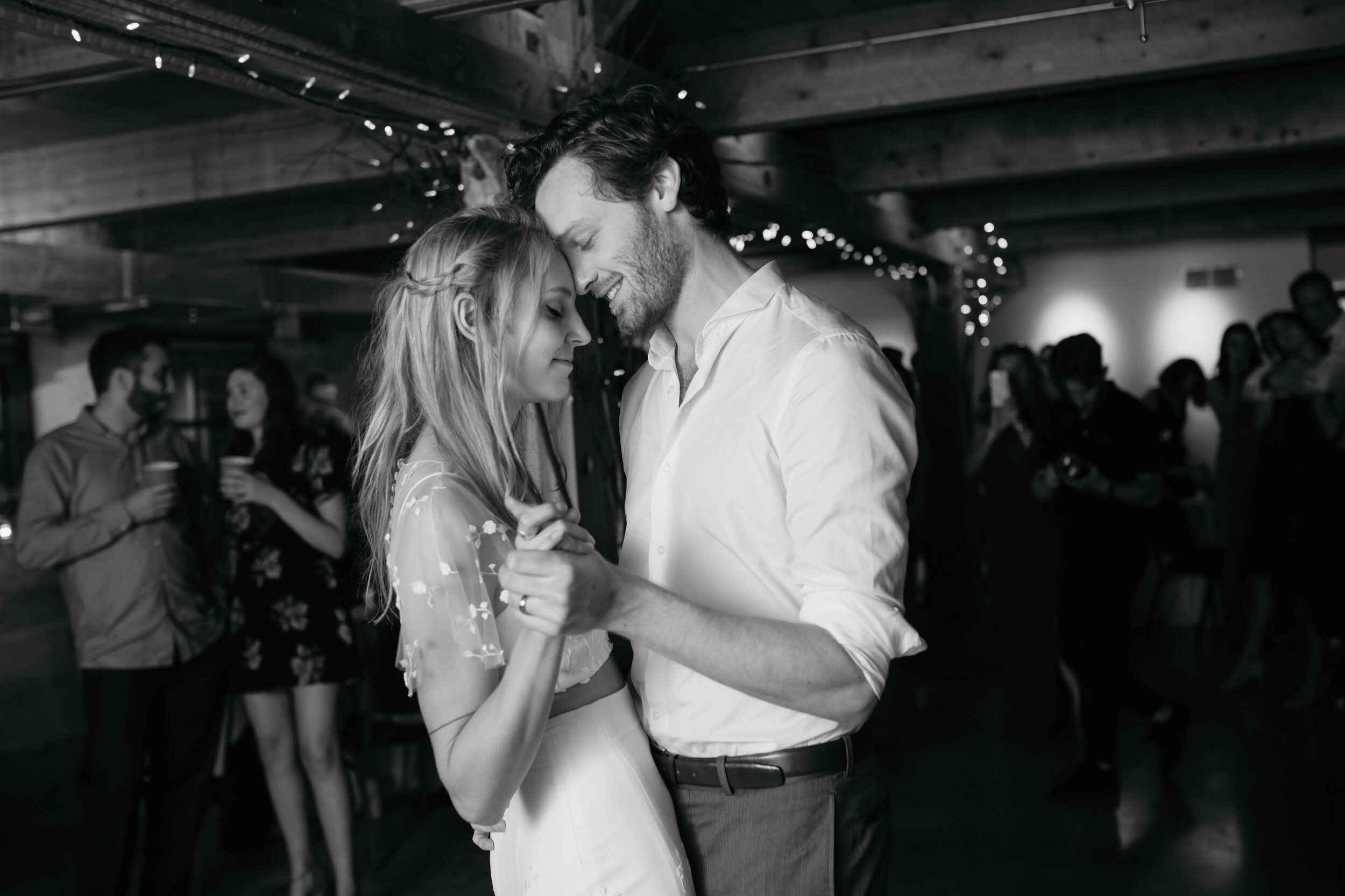 toronto-wedding-photographer-photo-wedding-boho-outdoor-alton-mills-arts-centre-paige-carolnie-happy-bride-groom